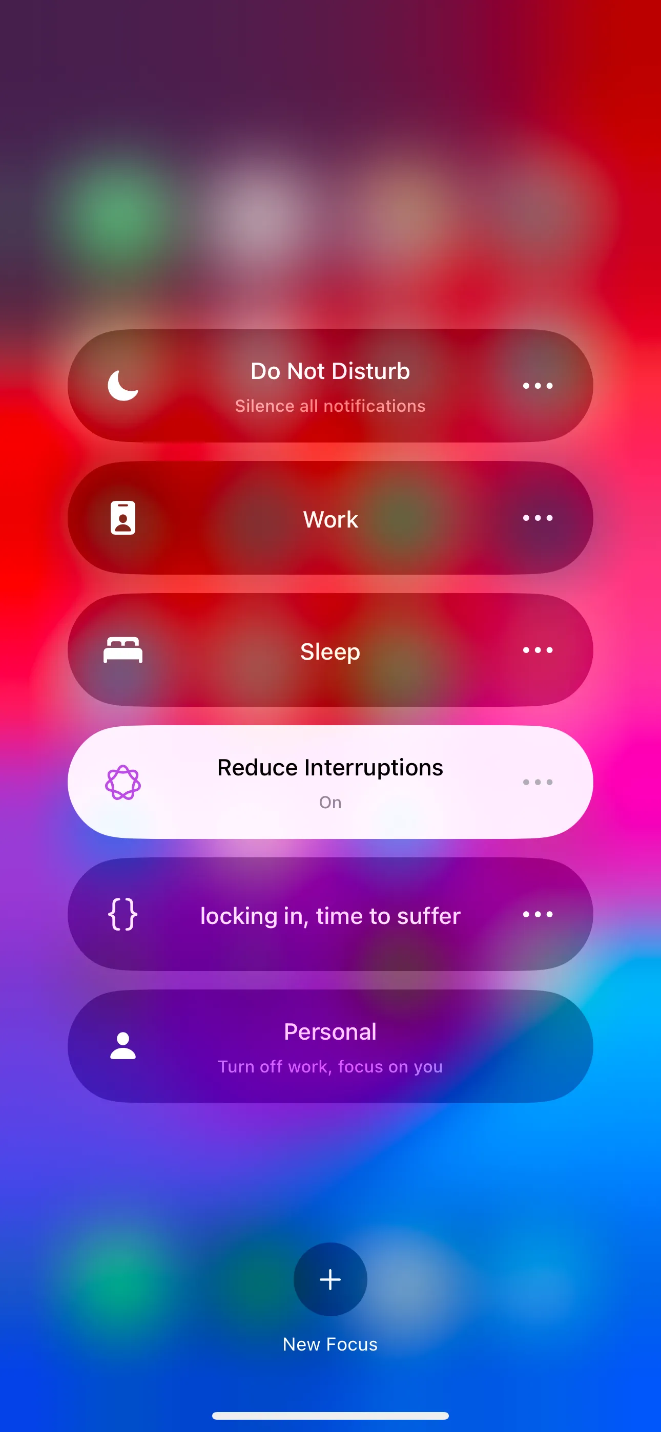 Giao diện các chế độ Tập trung (Focus modes) trên iPhone, bao gồm tùy chọn &quot;Giảm Gián Đoạn&quot;.