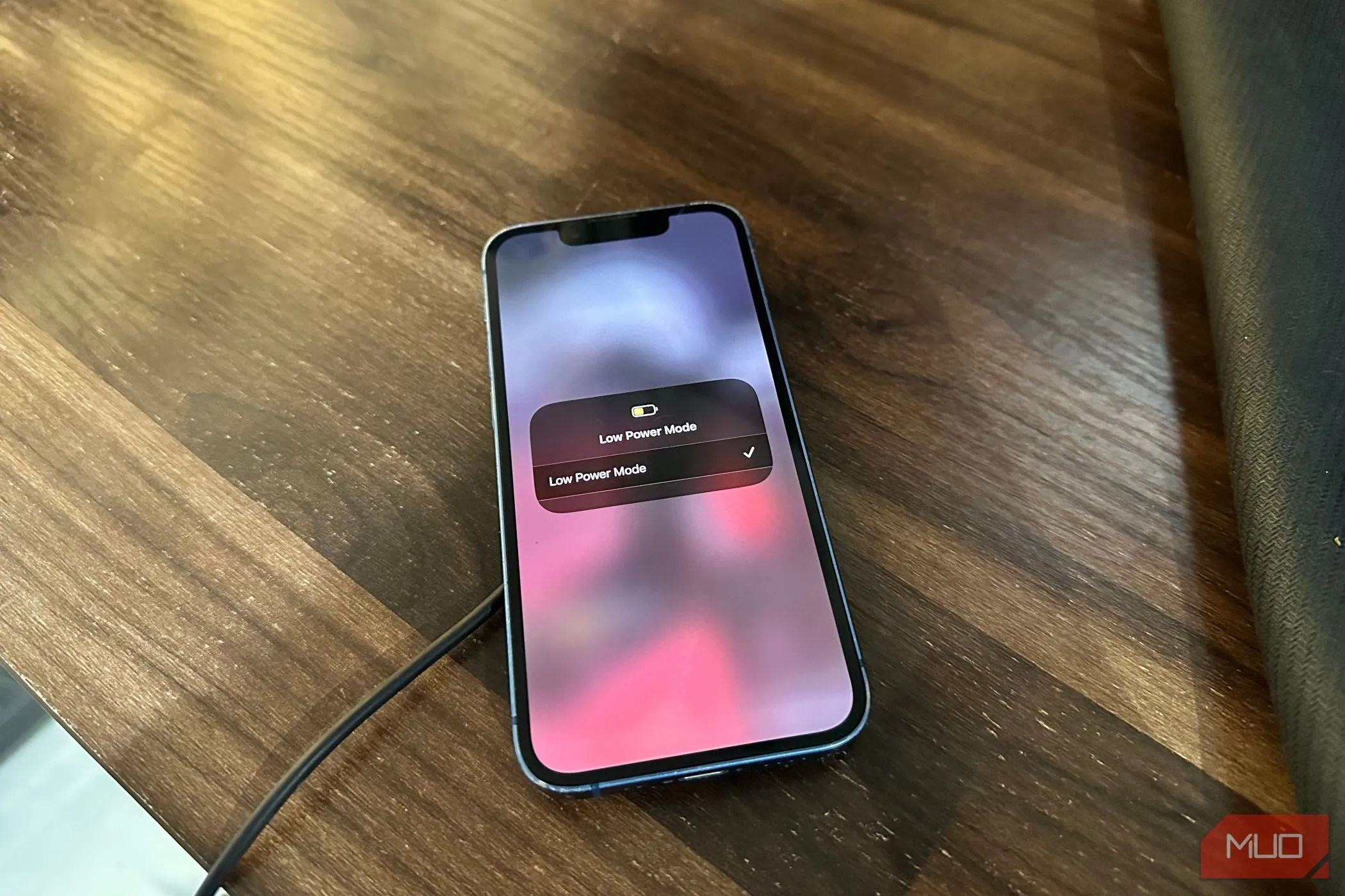 Giao diện Chế độ Nguồn điện thấp (Low Power Mode) trên iPhone 14, hiển thị biểu tượng pin màu vàng