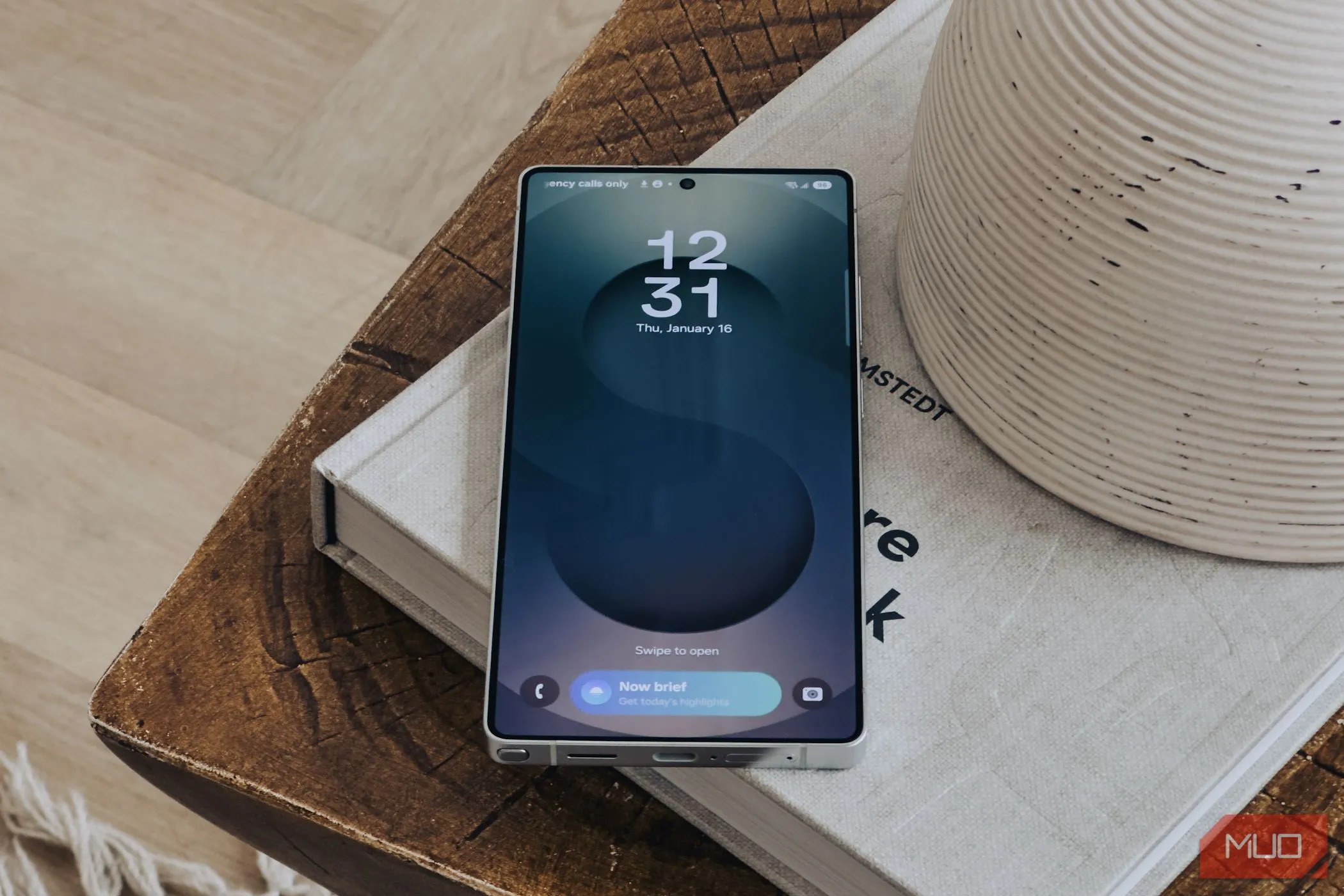 Giao diện Daily Brief của Galaxy S25 Ultra trên màn hình khóa, cho thấy thông tin cập nhật hàng ngày.