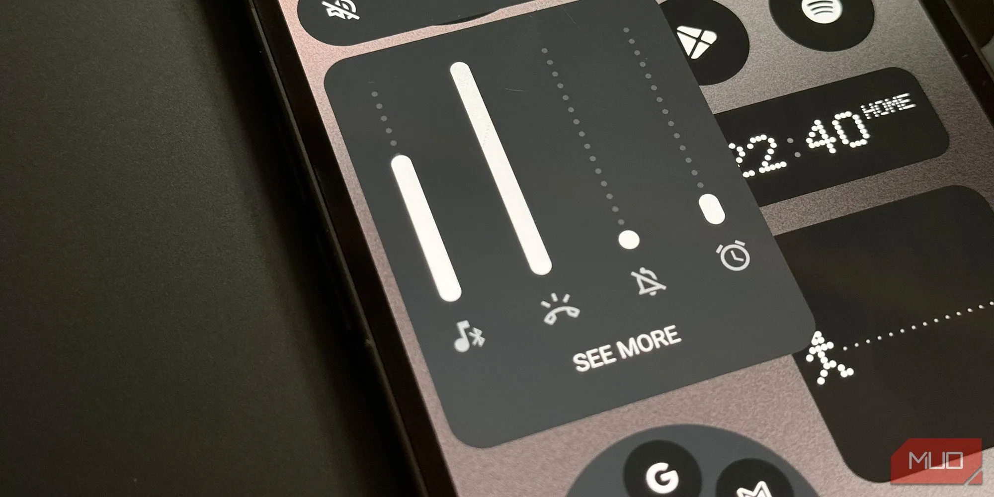 Giao diện điều khiển âm lượng chi tiết trên Android 15 với các thanh trượt riêng biệt cho nhạc chuông, media và thông báo