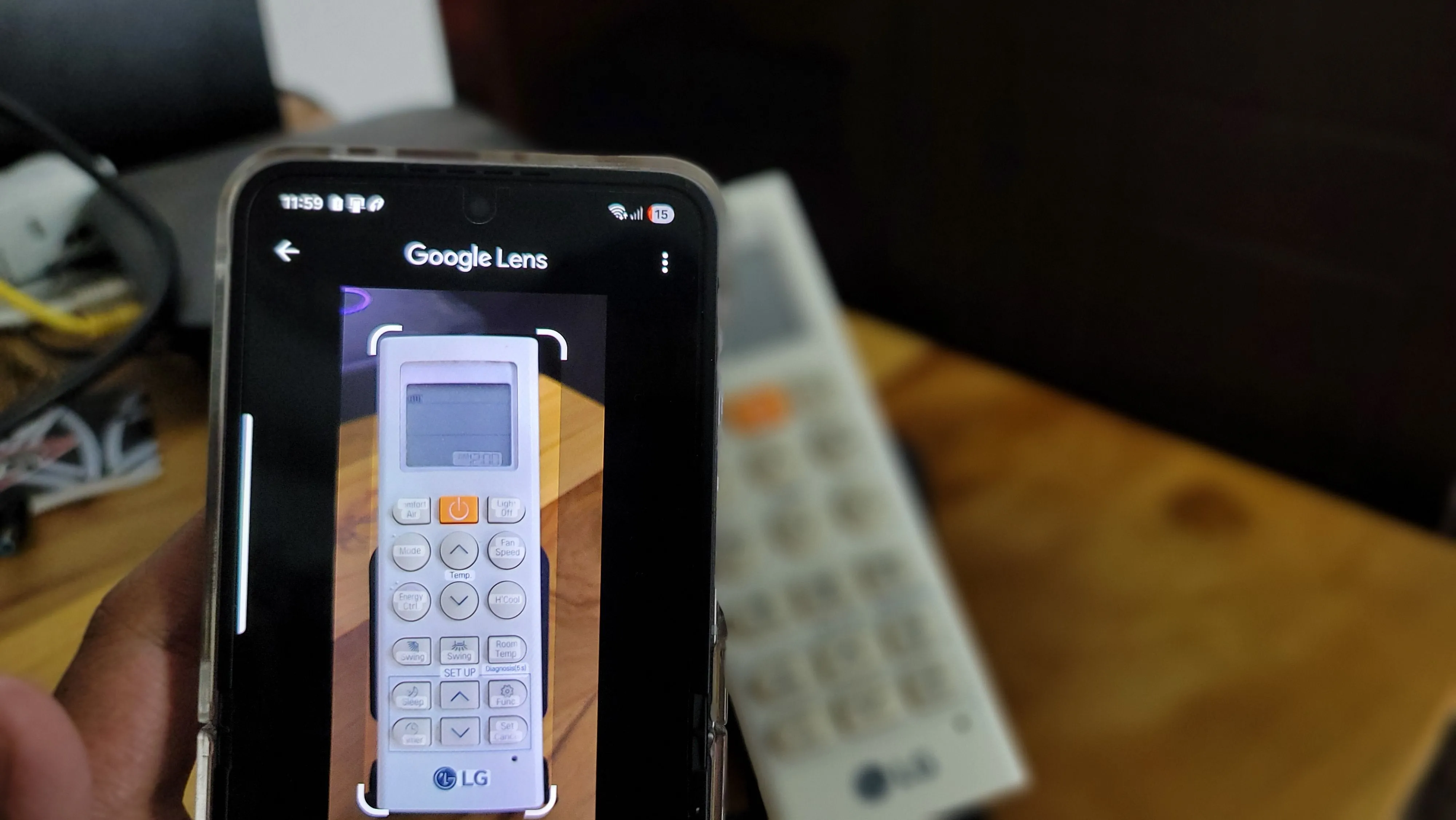Giao diện Google Lens nhận diện một chiếc điều khiển điều hòa để tìm kiếm sách hướng dẫn