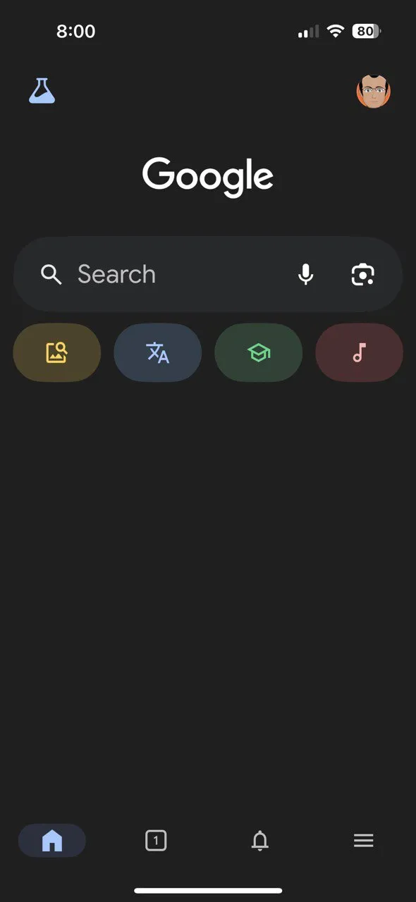 Giao diện Google Lens trong ứng dụng Google trên iOS, minh họa tính năng tìm kiếm bằng hình ảnh qua camera, giúp nhận diện vật thể và dịch văn bản.