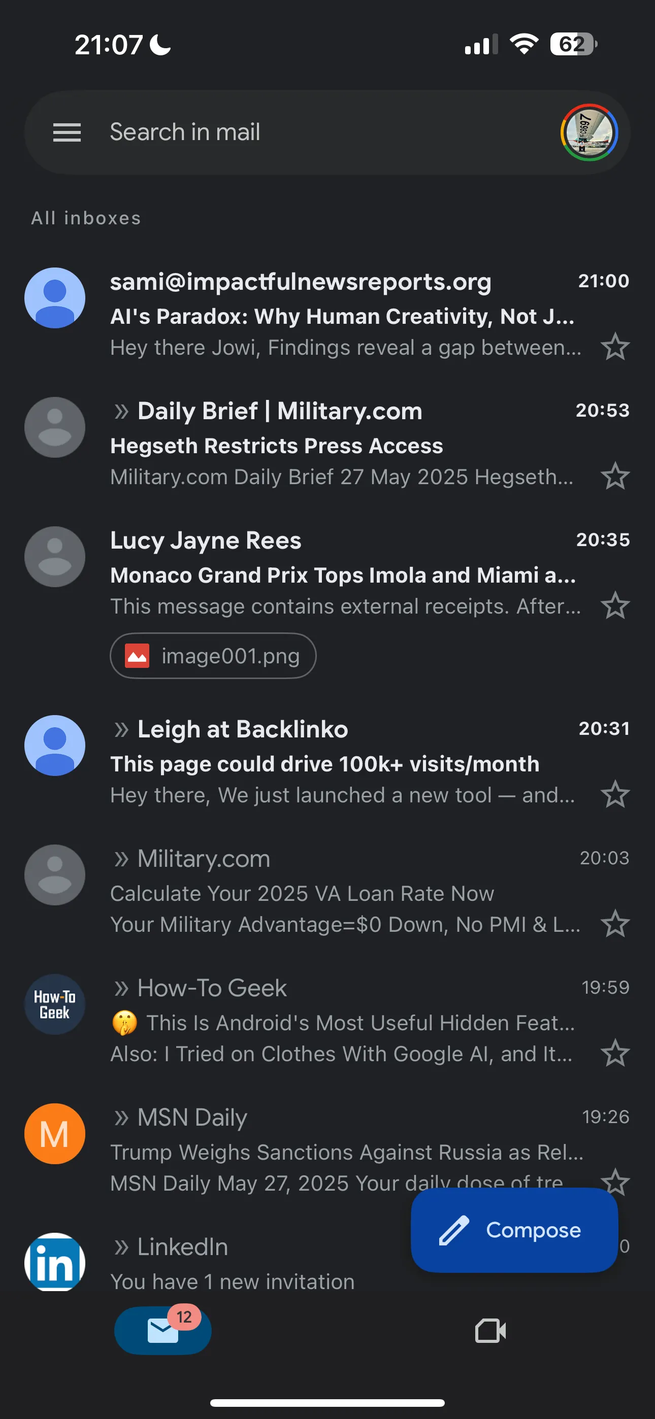Giao diện hộp thư đến của ứng dụng Gmail, hiển thị các tài khoản email được tách riêng.