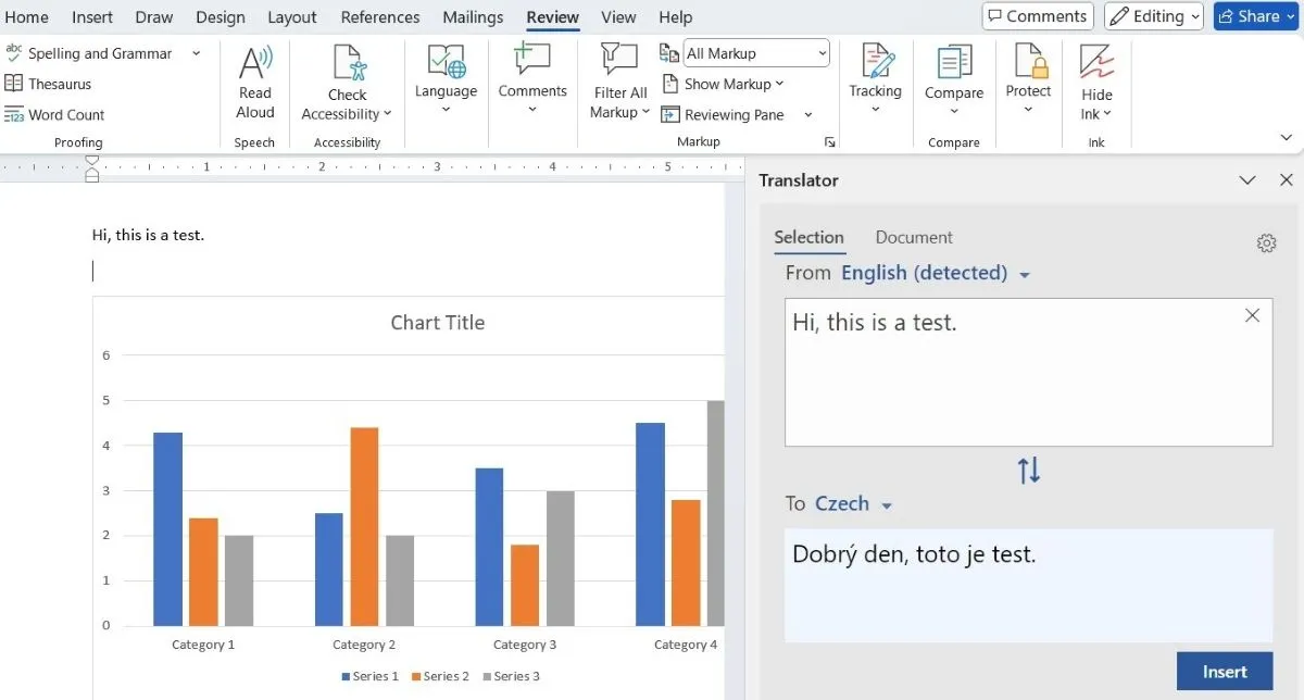 Giao diện Microsoft Word với bảng điều khiển dịch thuật hiển thị ở phía bên phải tài liệu