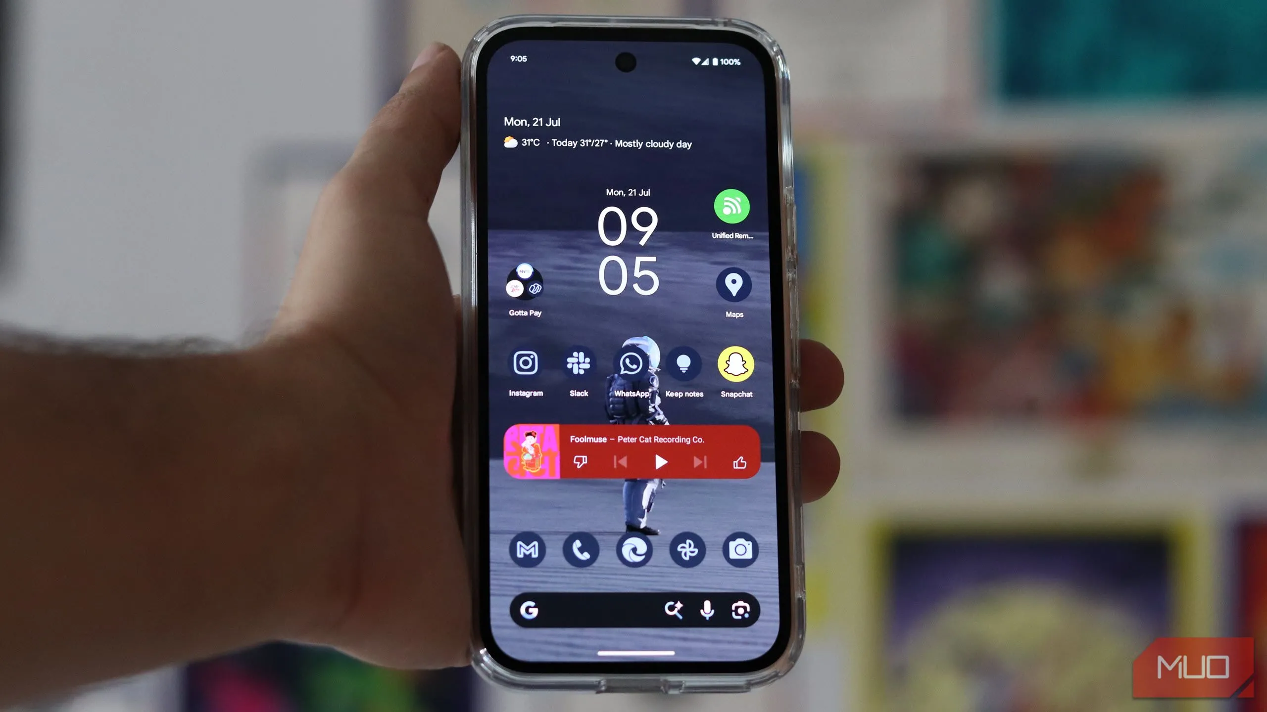 Giao diện Pixel Launcher trên Pixel 9a với thiết kế tối giản và widget &quot;At a Glance&quot;, thể hiện trải nghiệm Android thuần khiết.