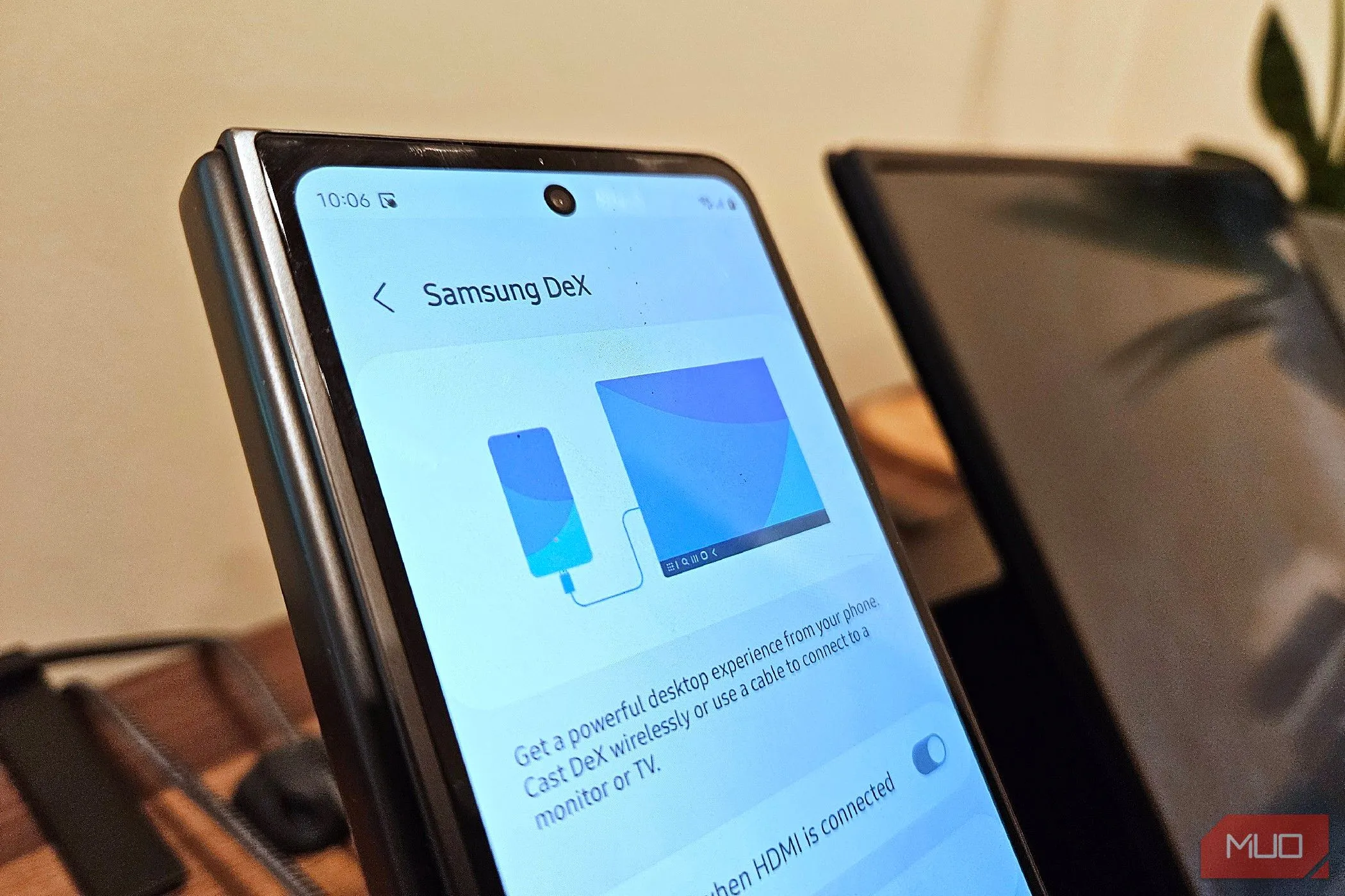 Giao diện Samsung DeX trên Samsung Galaxy Z Fold 5 cạnh màn hình di động, minh họa khả năng làm việc từ điện thoại.