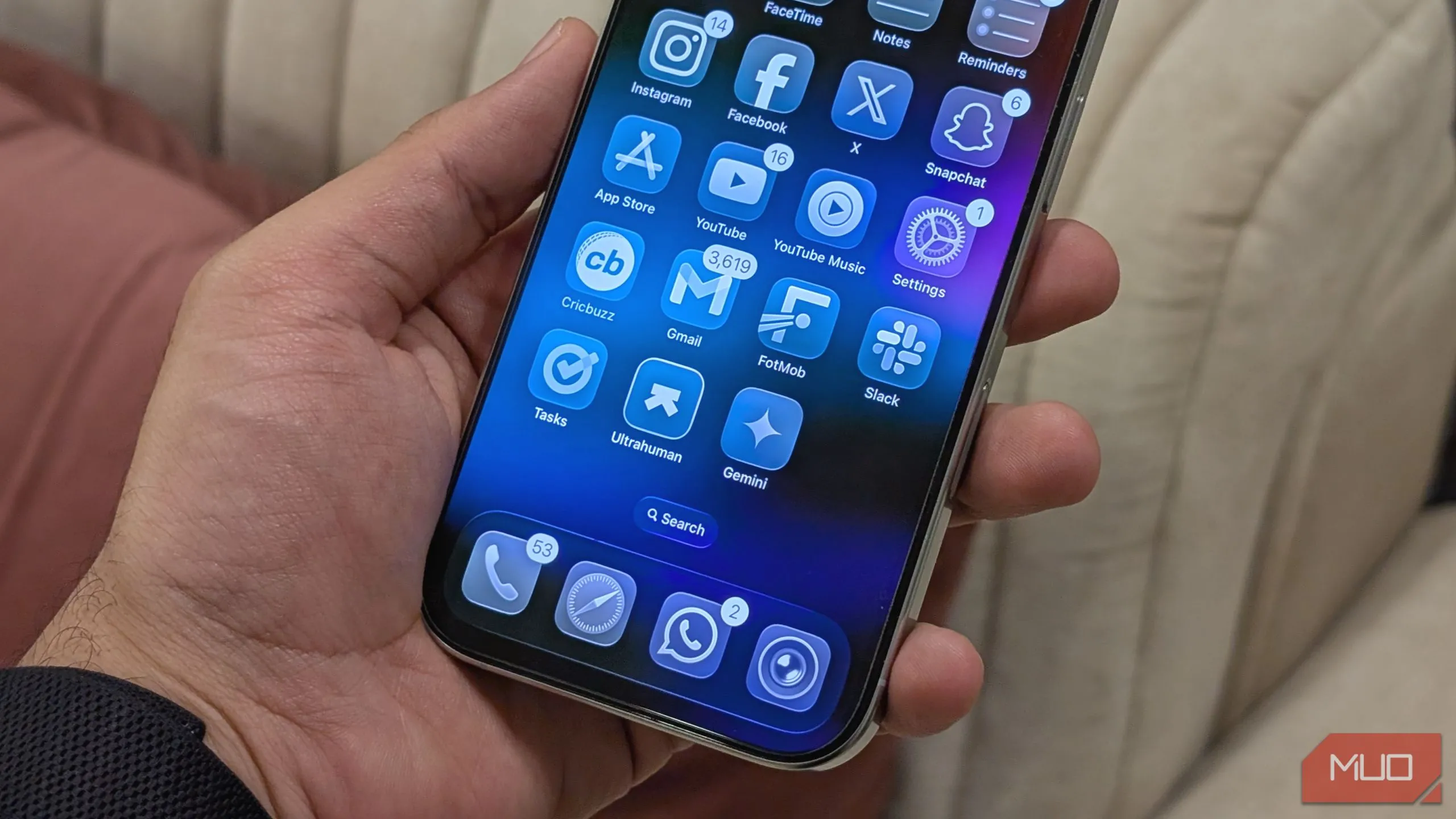 Giao diện thiết kế &quot;Liquid Glass&quot; độc đáo của iOS 26 hiển thị trên màn hình chính của iPhone, mang lại trải nghiệm hình ảnh mới.