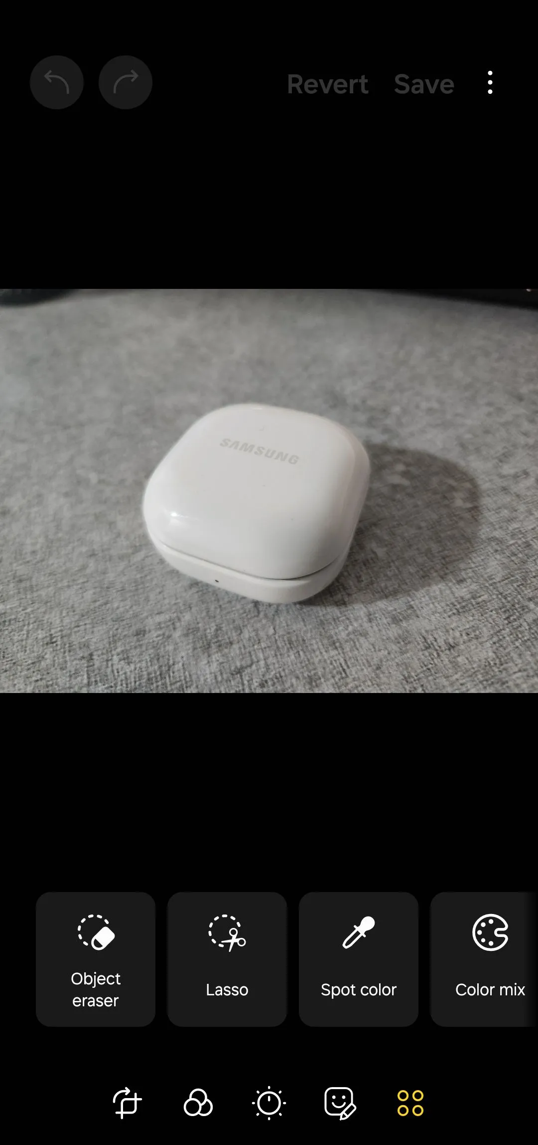 Giao diện trình chỉnh sửa ảnh trong ứng dụng Thư viện Samsung, hiển thị các công cụ chỉnh sửa nâng cao như xóa bóng.