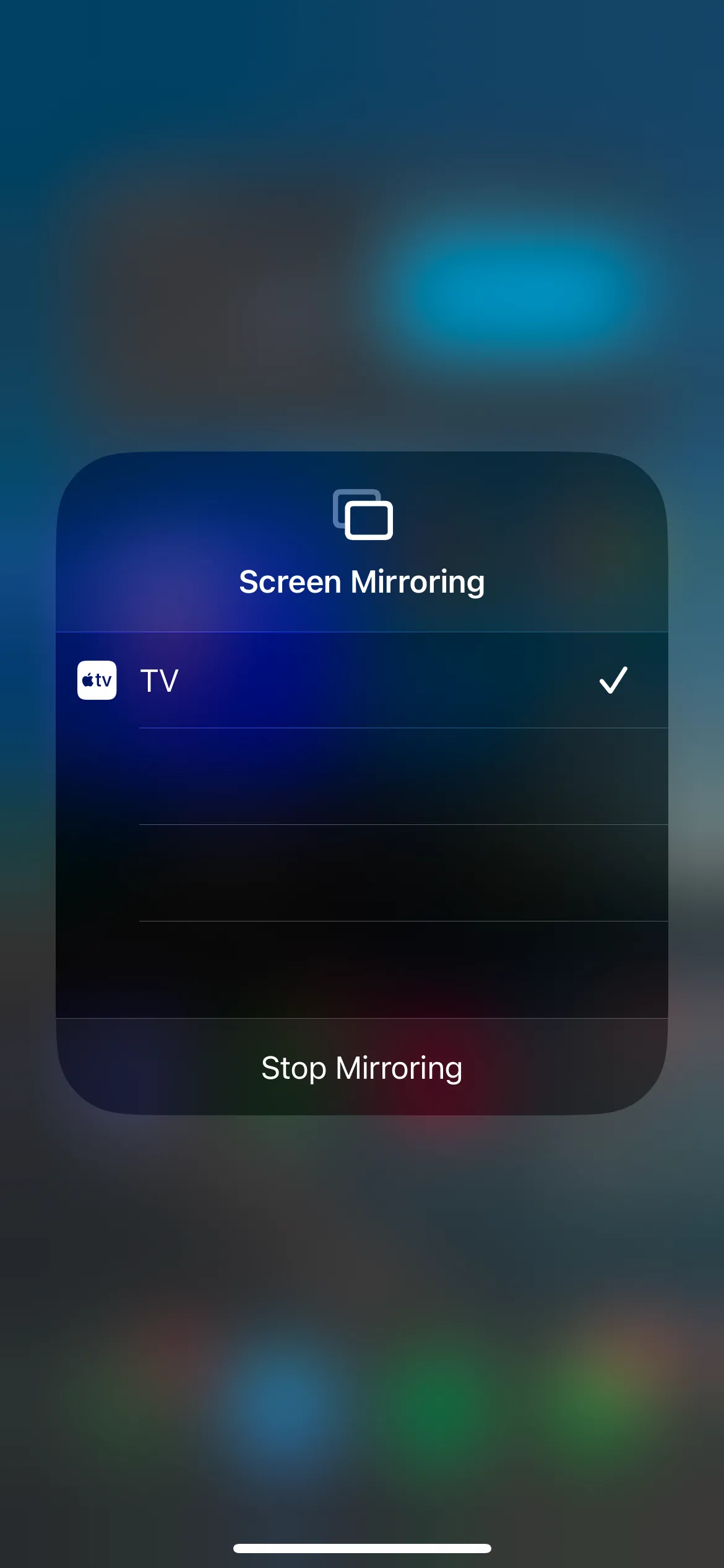 Giao diện Trung tâm điều khiển trên iOS với tùy chọn Phản chiếu màn hình iPhone lên Apple TV
