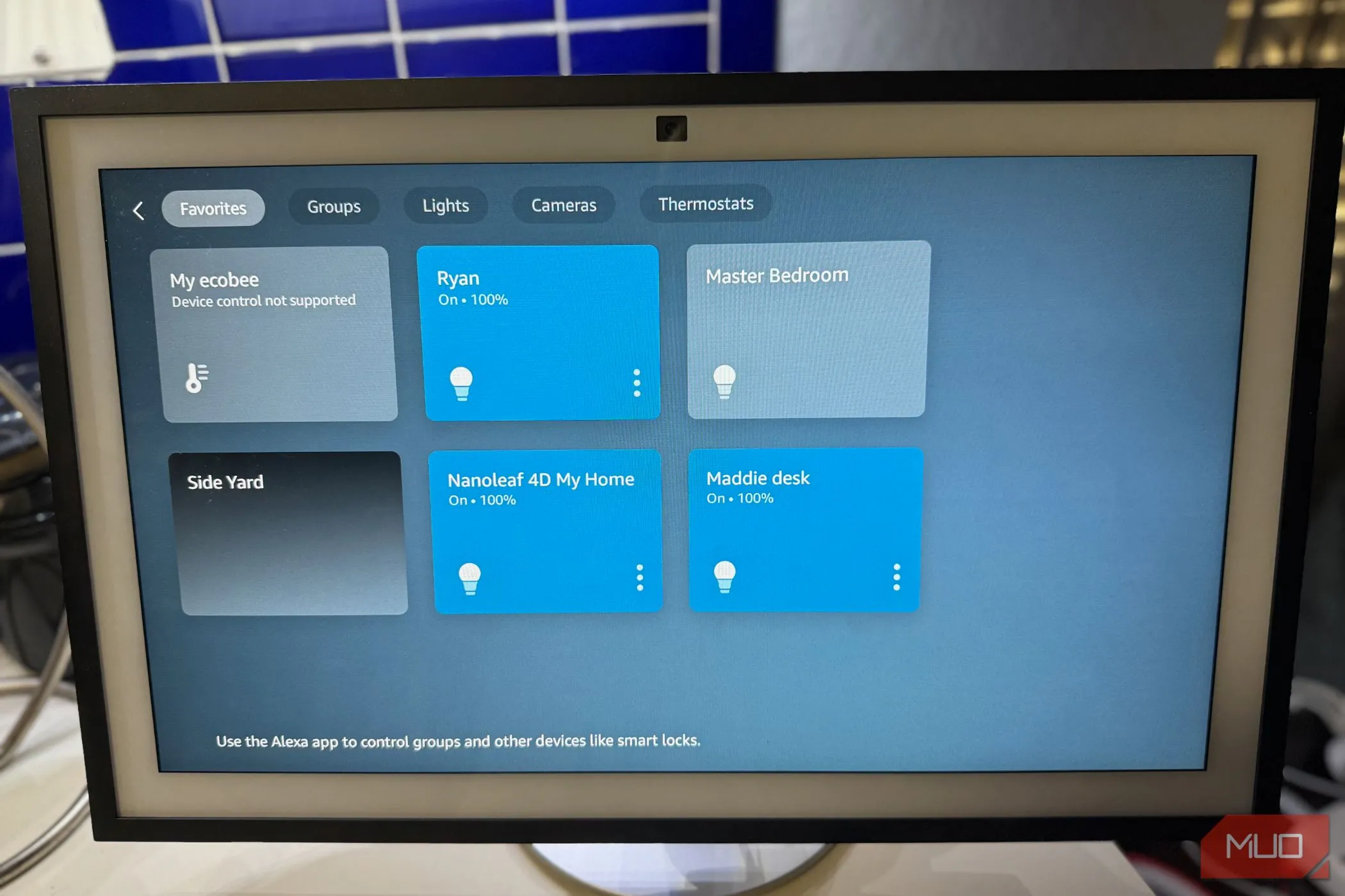 Giao diện trung tâm nhà thông minh trên Amazon Echo Show 21, quản lý các thiết bị thông minh dễ dàng.