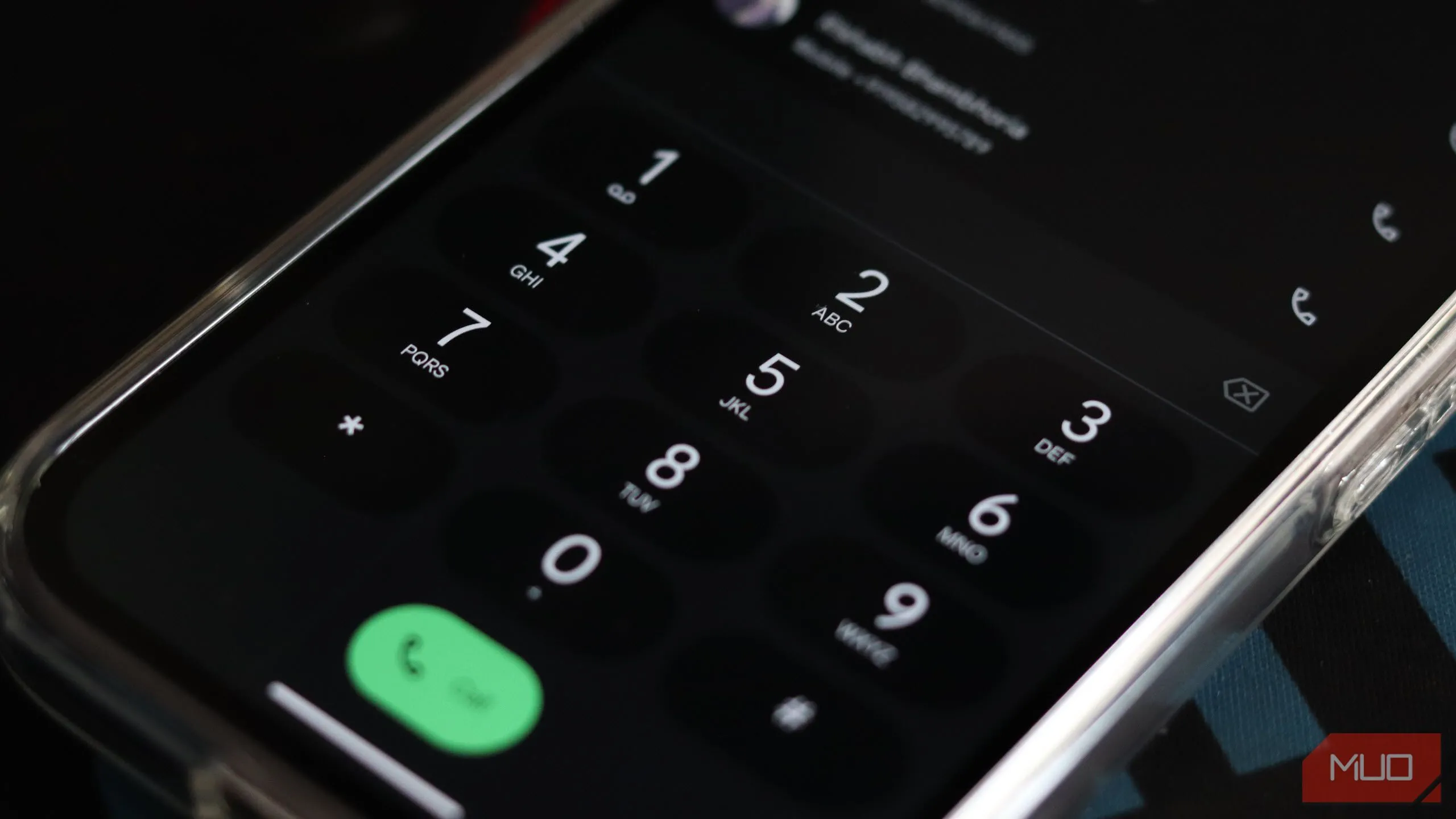 Giao diện ứng dụng Điện thoại trên Pixel 9a, minh họa tính năng Call Screen khi nhận cuộc gọi đến từ số lạ.