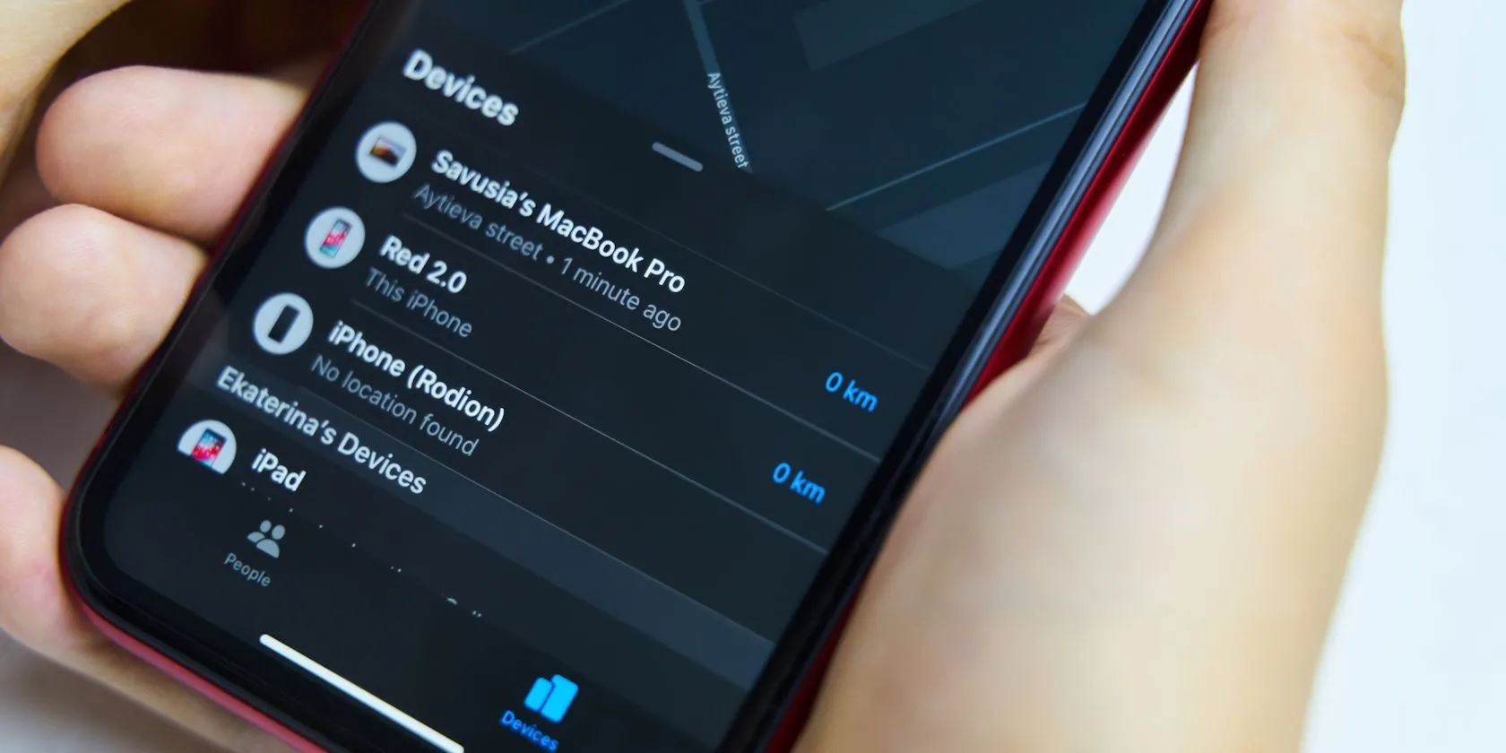 Giao diện ứng dụng Find My trên iPhone đang hiển thị một thiết bị ngoại tuyến, minh họa khả năng định vị của chip Ultra Wideband