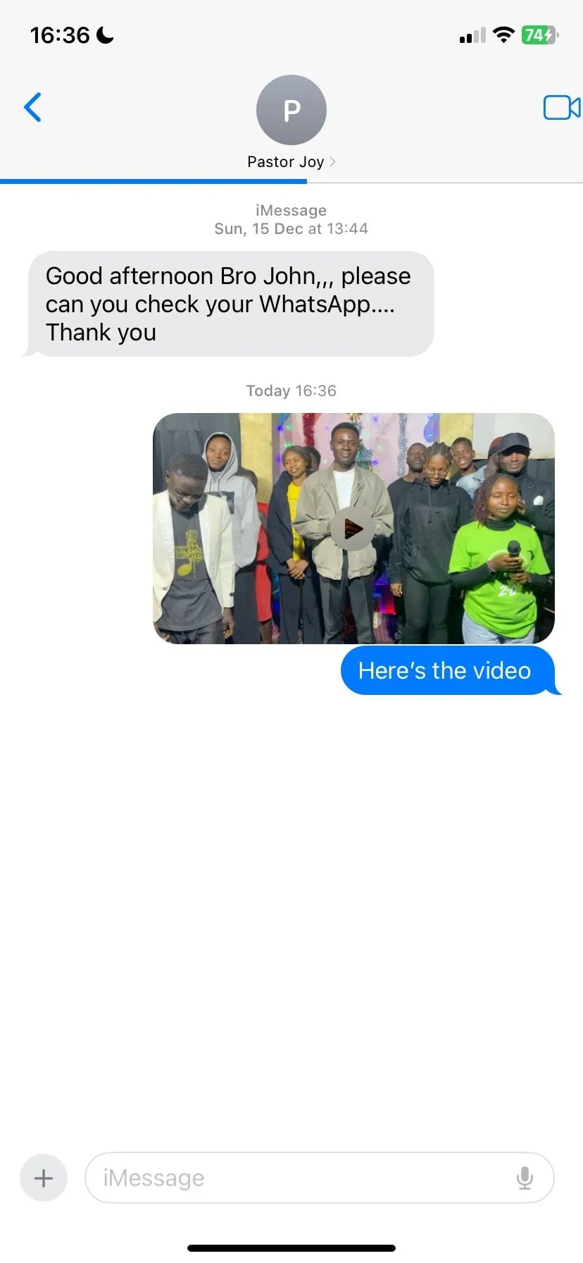 Giao diện ứng dụng iMessage đang trong quá trình gửi một video, minh họa tính năng chia sẻ tệp.