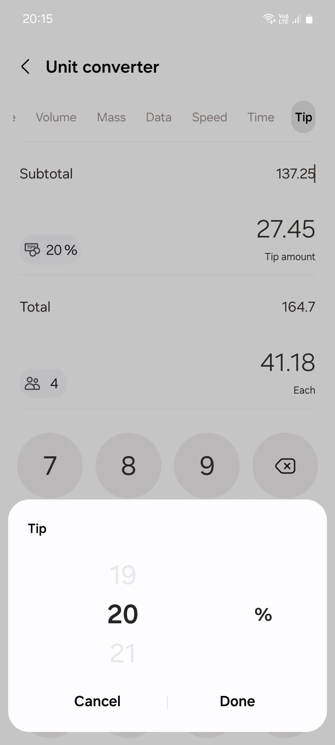 Giao diện ứng dụng Máy tính của Samsung đang hiển thị chức năng tính tiền tip, với phần trăm tiền tip được chọn và số tiền tổng cộng cùng tiền tip được tính toán.