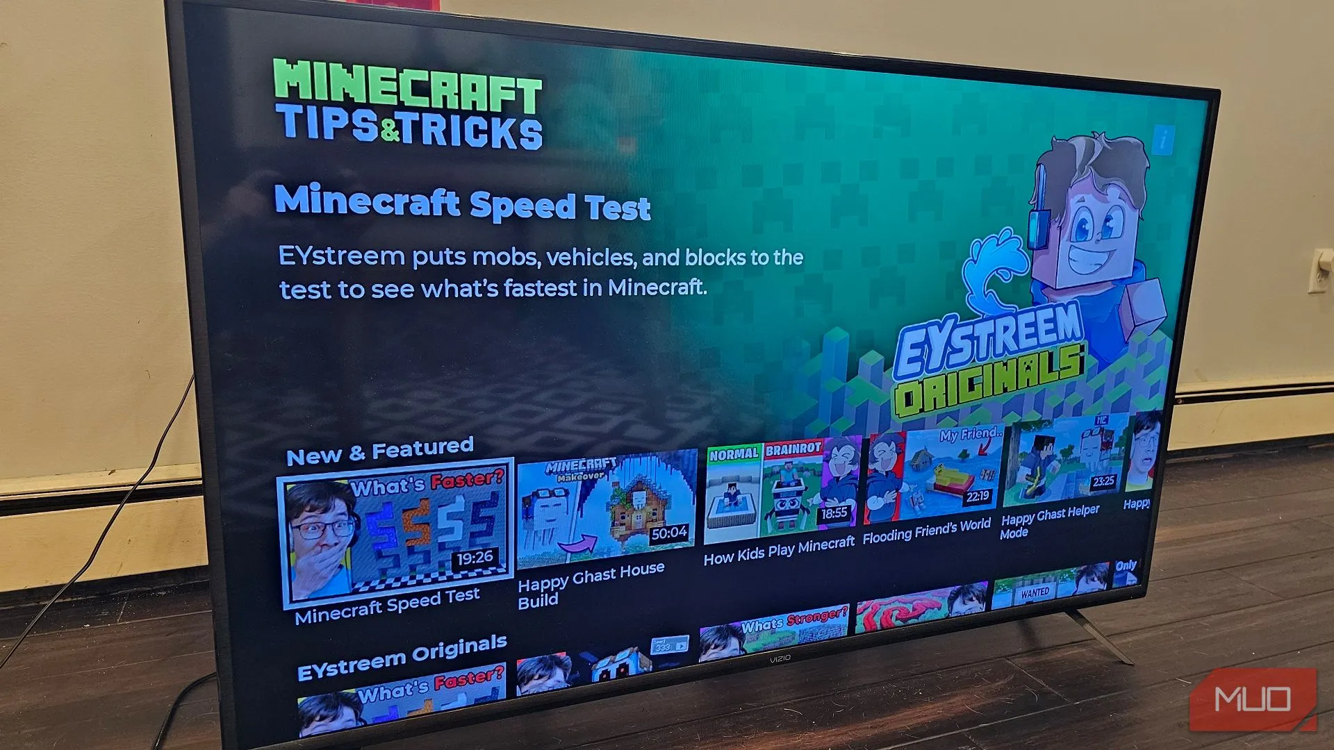 Giao diện ứng dụng Minecraft Tips and Tricks trên Smart TV hiển thị các video gameplay và hướng dẫn về Minecraft được phân loại rõ ràng.