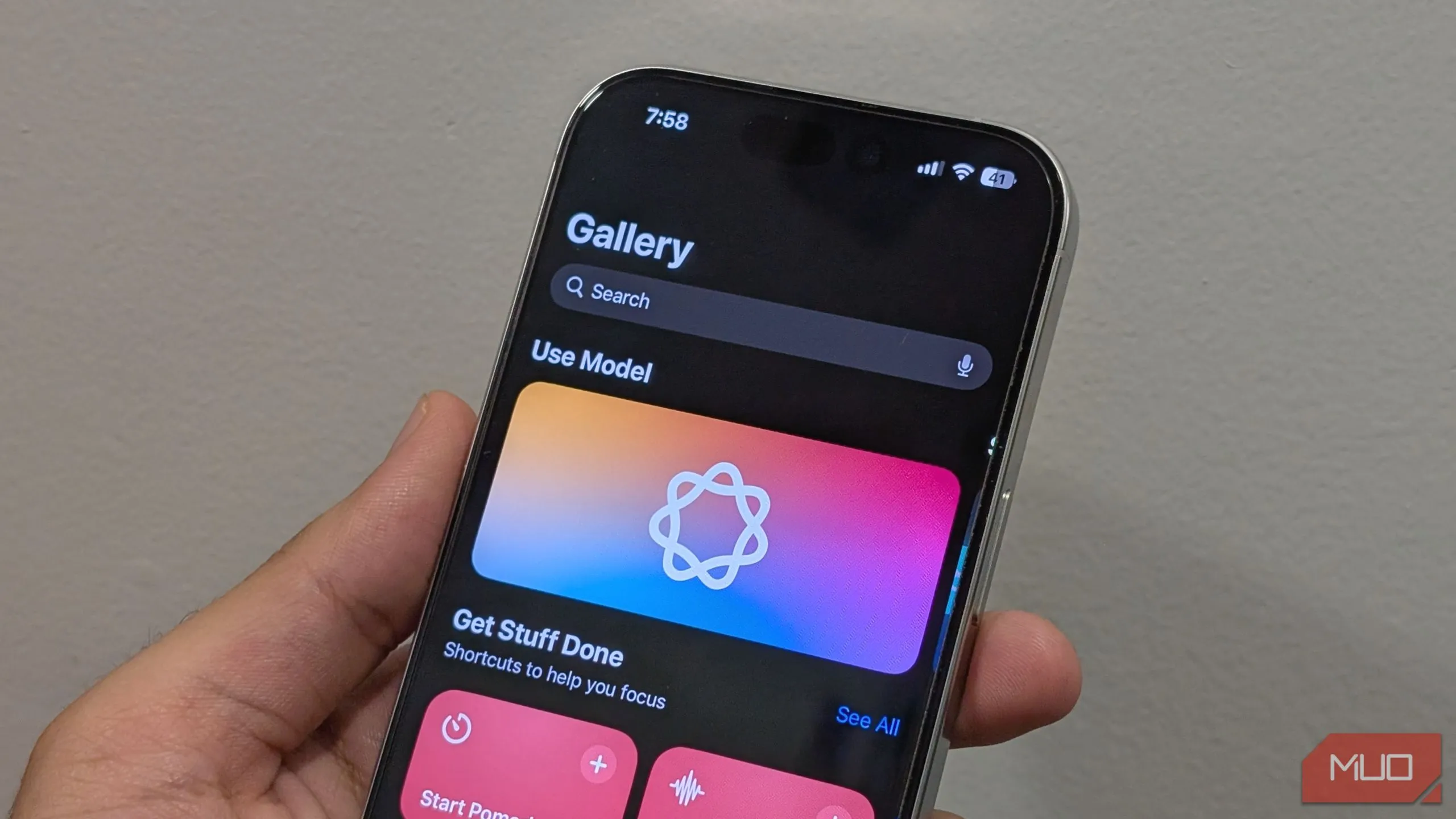 Giao diện ứng dụng Phím tắt (Shortcuts) với các hành động tích hợp trí tuệ nhân tạo (AI) mới trong iOS 26.