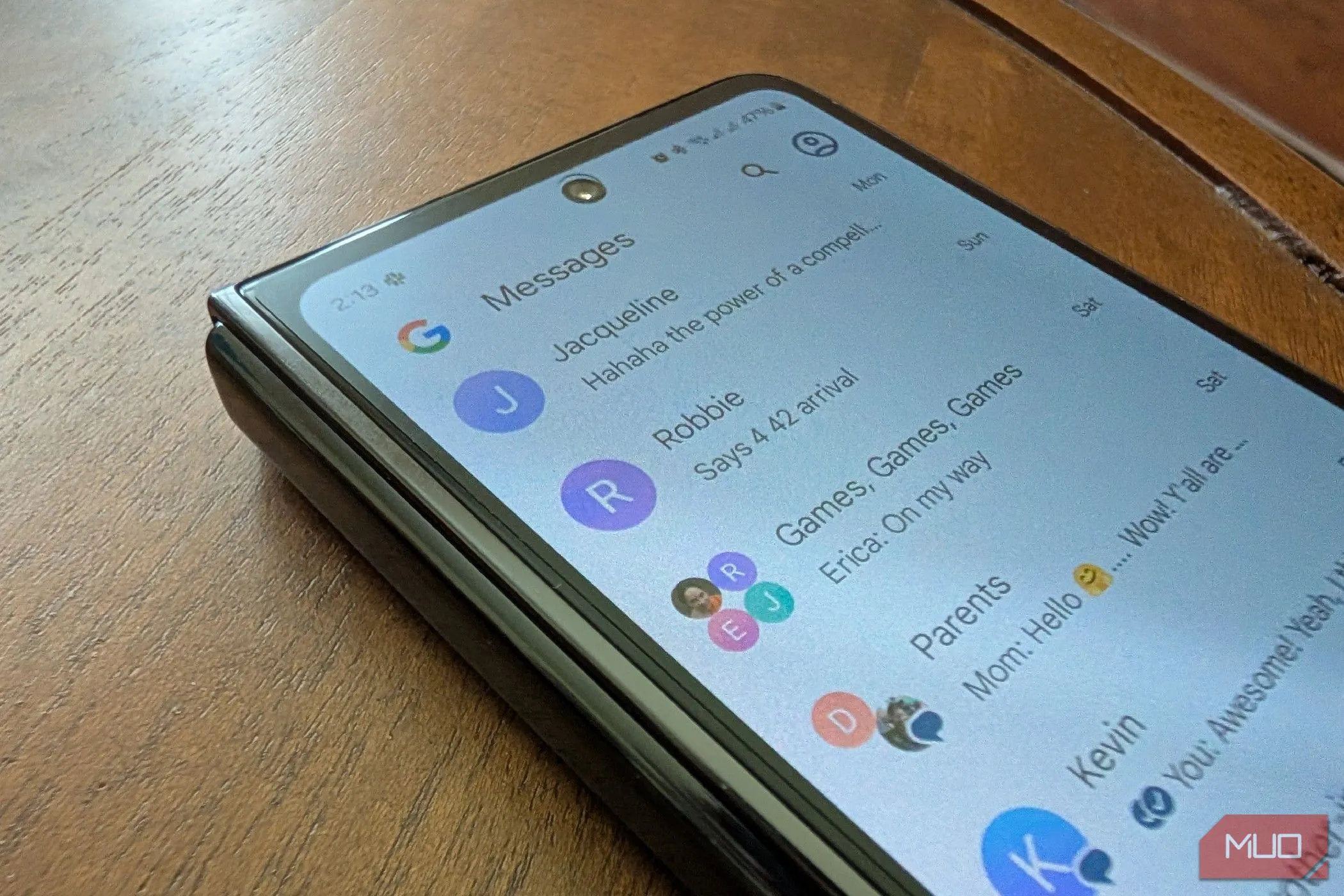 Giao diện ứng dụng tin nhắn Google Messages trên điện thoại Samsung Galaxy Z Fold 5 hiển thị các cuộc hội thoại, minh họa việc ghi lại thông tin giao dịch online.