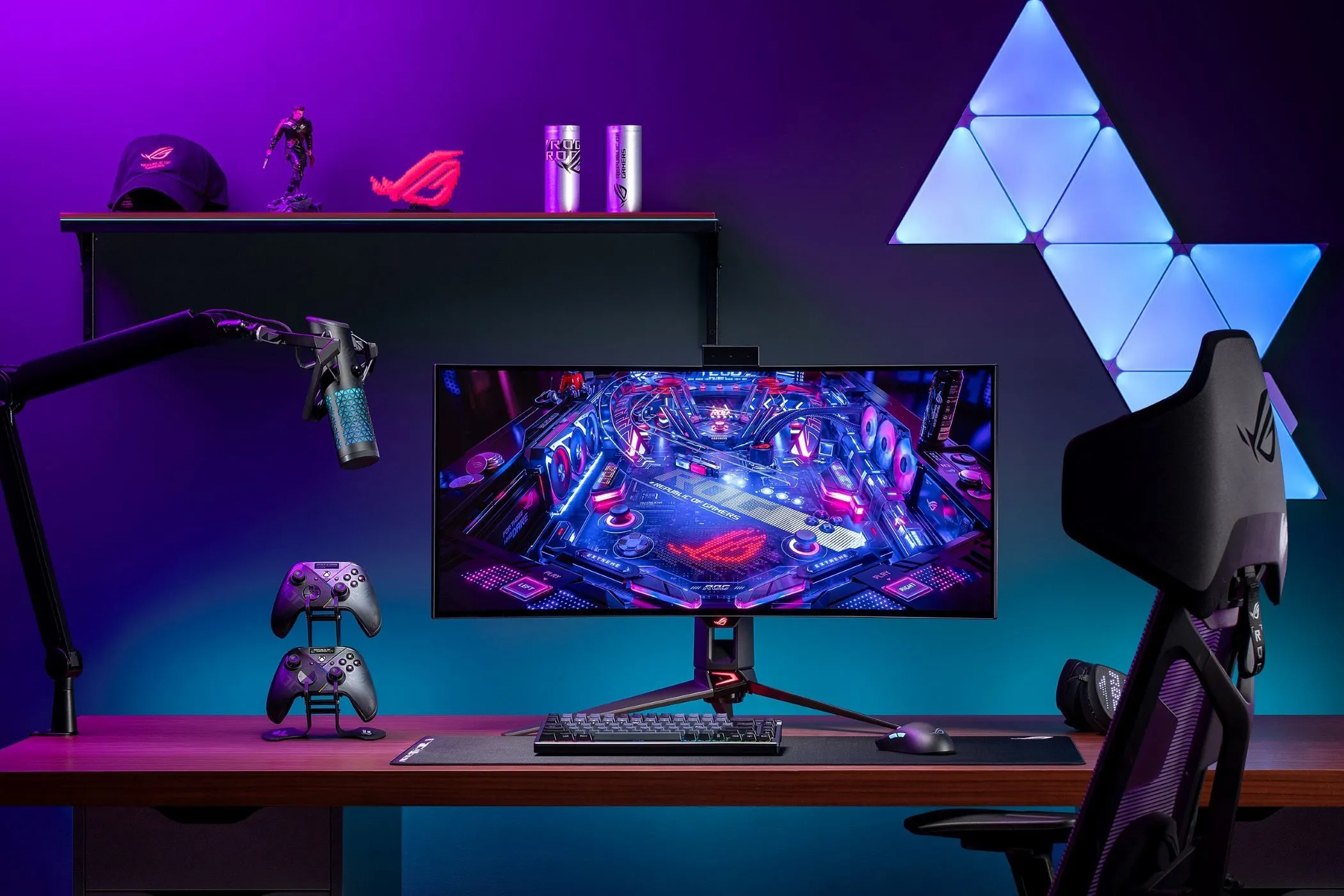 Góc làm việc và chơi game được trang bị màn hình ASUS ROG Swift PG34WCDM, thể hiện trải nghiệm hình ảnh mượt mà và sắc nét mà chuẩn HDMI 2.2 có thể mang lại cho game thủ.