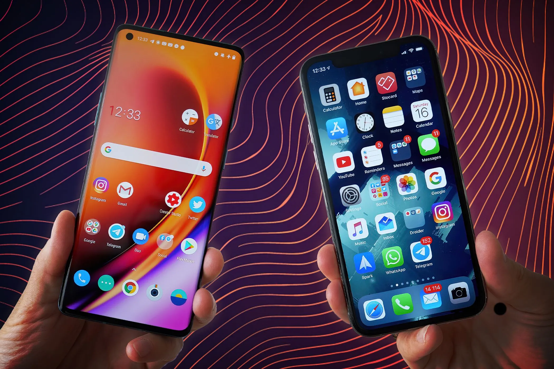Hai bàn tay cầm iPhone và smartphone Android cạnh nhau, hiển thị màn hình chính khác nhau trên nền sóng động