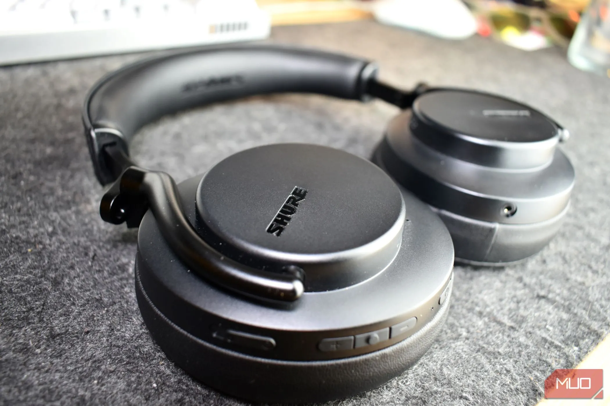 Hai củ tai Shure AONIC 50 Gen 2 úp xuống
