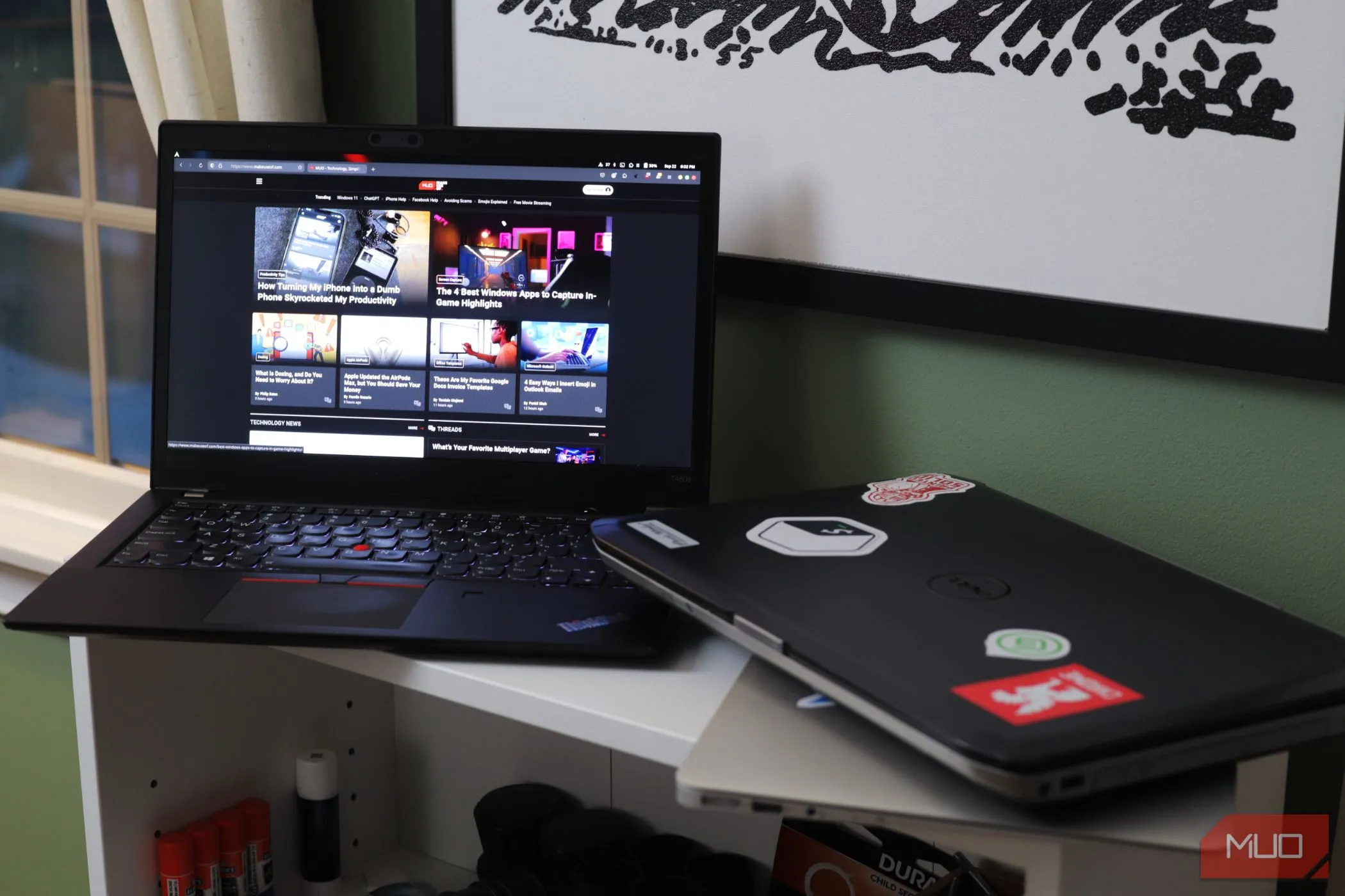 Hai laptop trên kệ, minh họa rủi ro bảo mật khi chia sẻ thiết bị cá nhân đã lưu mật khẩu trình duyệt.