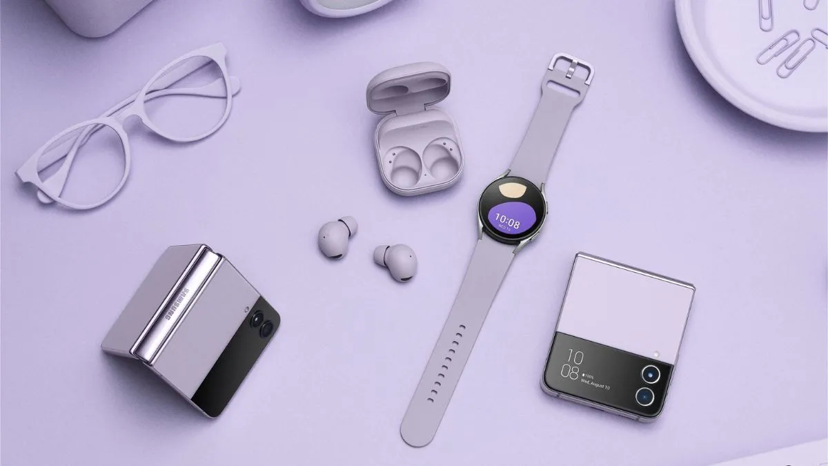Hệ sinh thái thiết bị Samsung Galaxy: điện thoại gập Z Flip4, đồng hồ Watch5 Pro và tai nghe Buds2 Pro.
