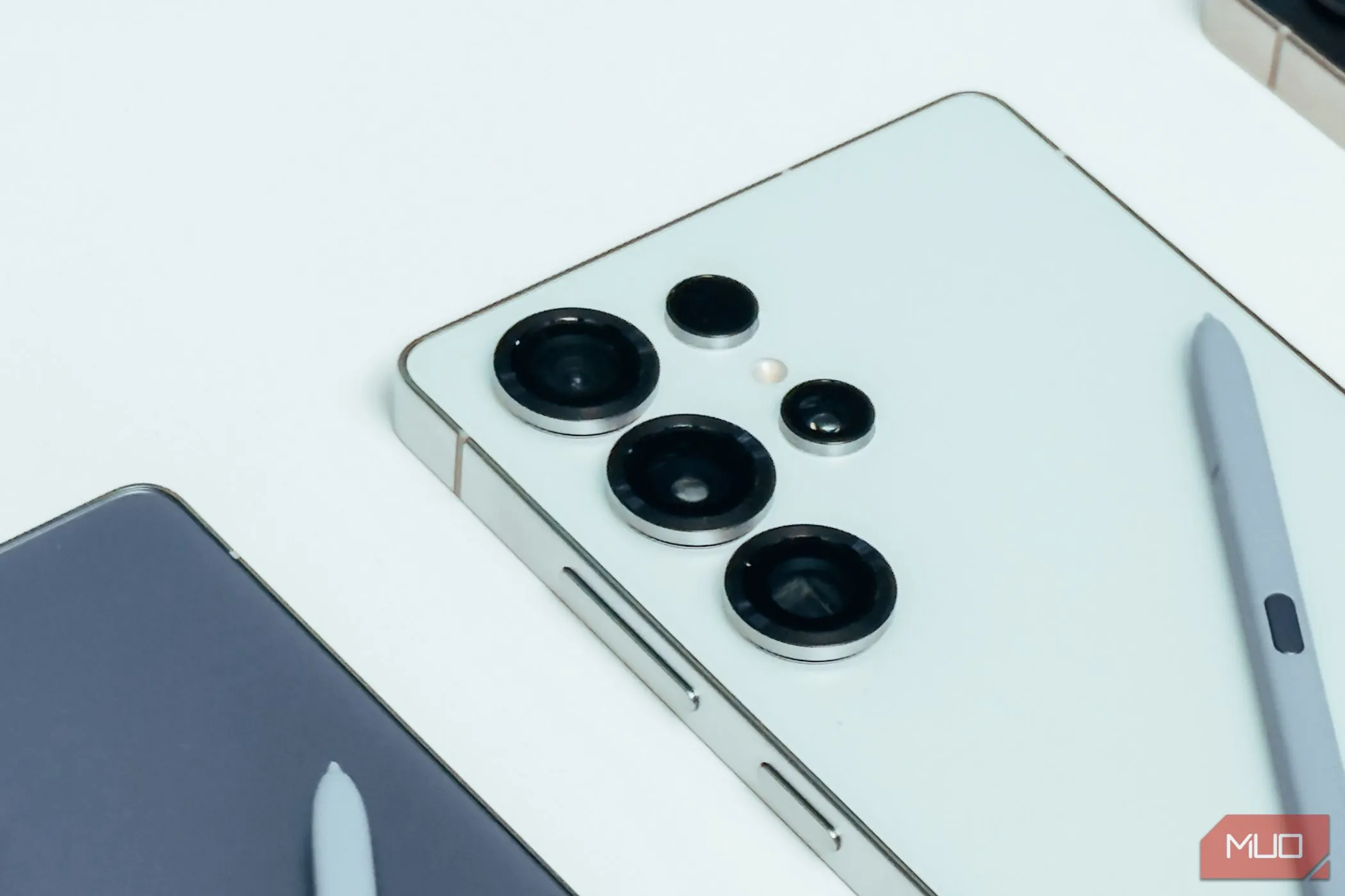 Hệ thống camera sau của Samsung Galaxy S25 Ultra màu trắng với các ống kính xếp dọc.