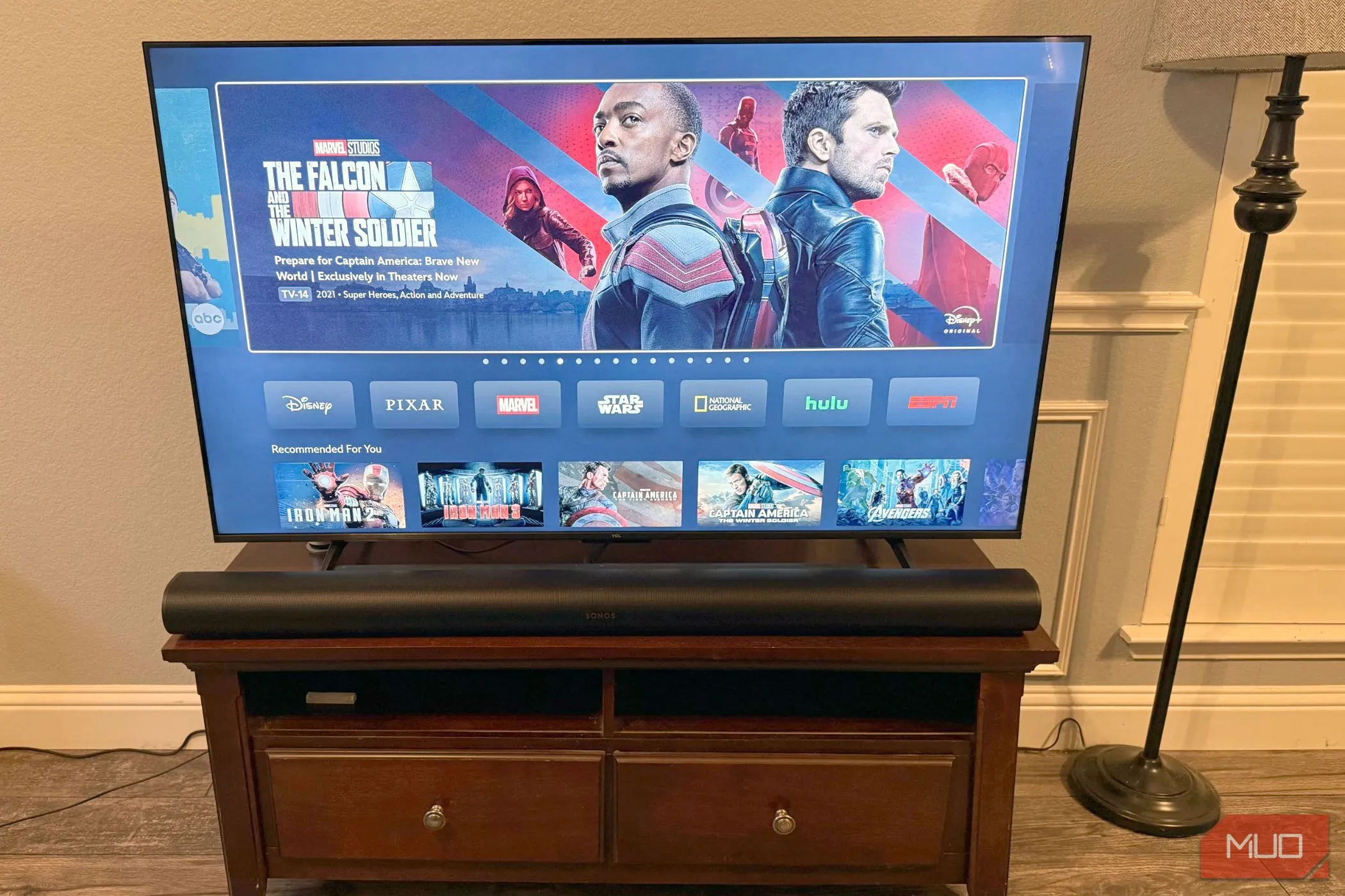 Hệ thống rạp hát tại gia với soundbar Sonos Arc Ultra đặt dưới TV màn hình lớn.