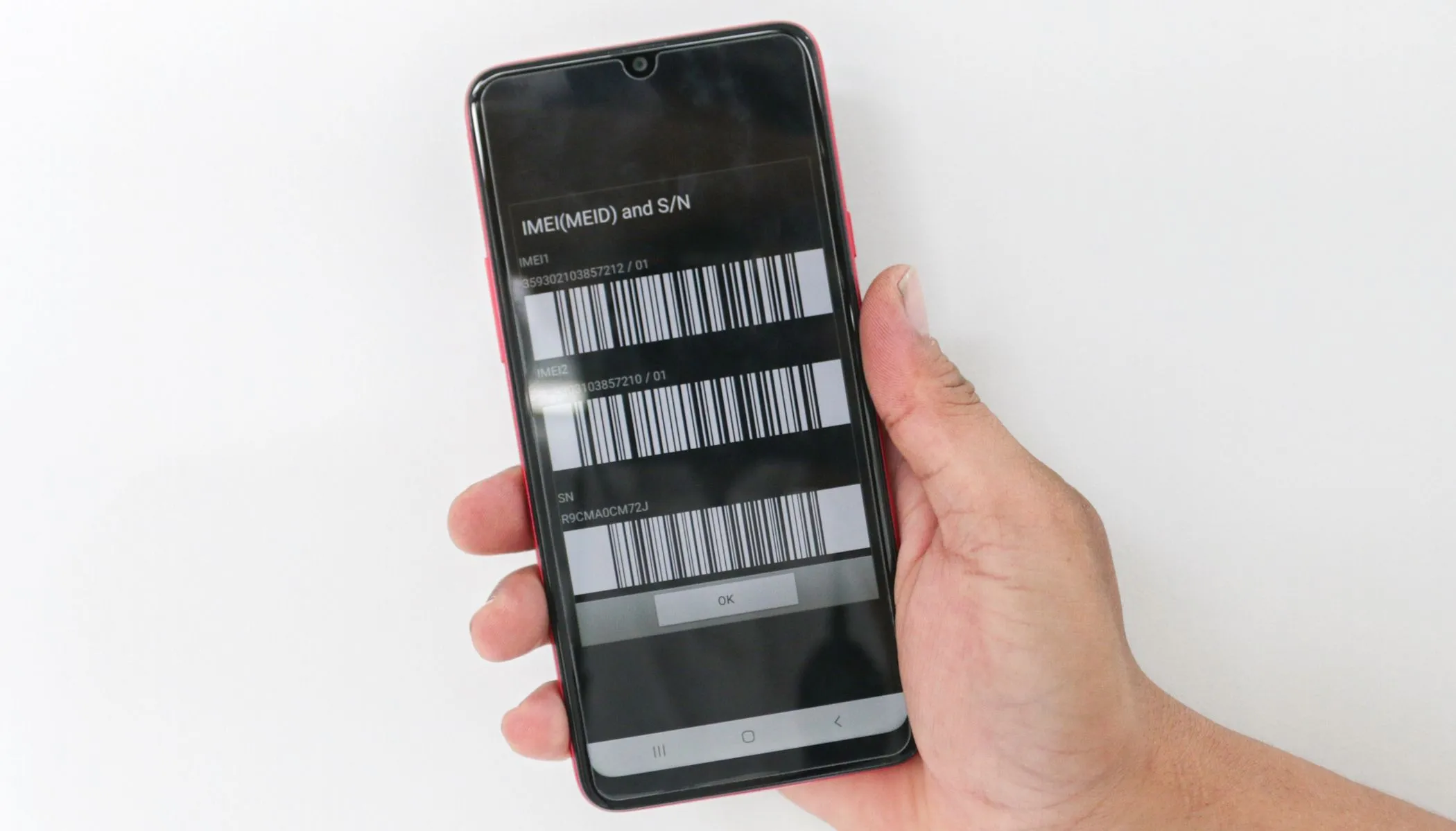 Hình ảnh cận cảnh một chiếc điện thoại Android hiển thị số IMEI, mã định danh duy nhất có thể bị kẻ trộm thay đổi để tránh bị theo dõi.