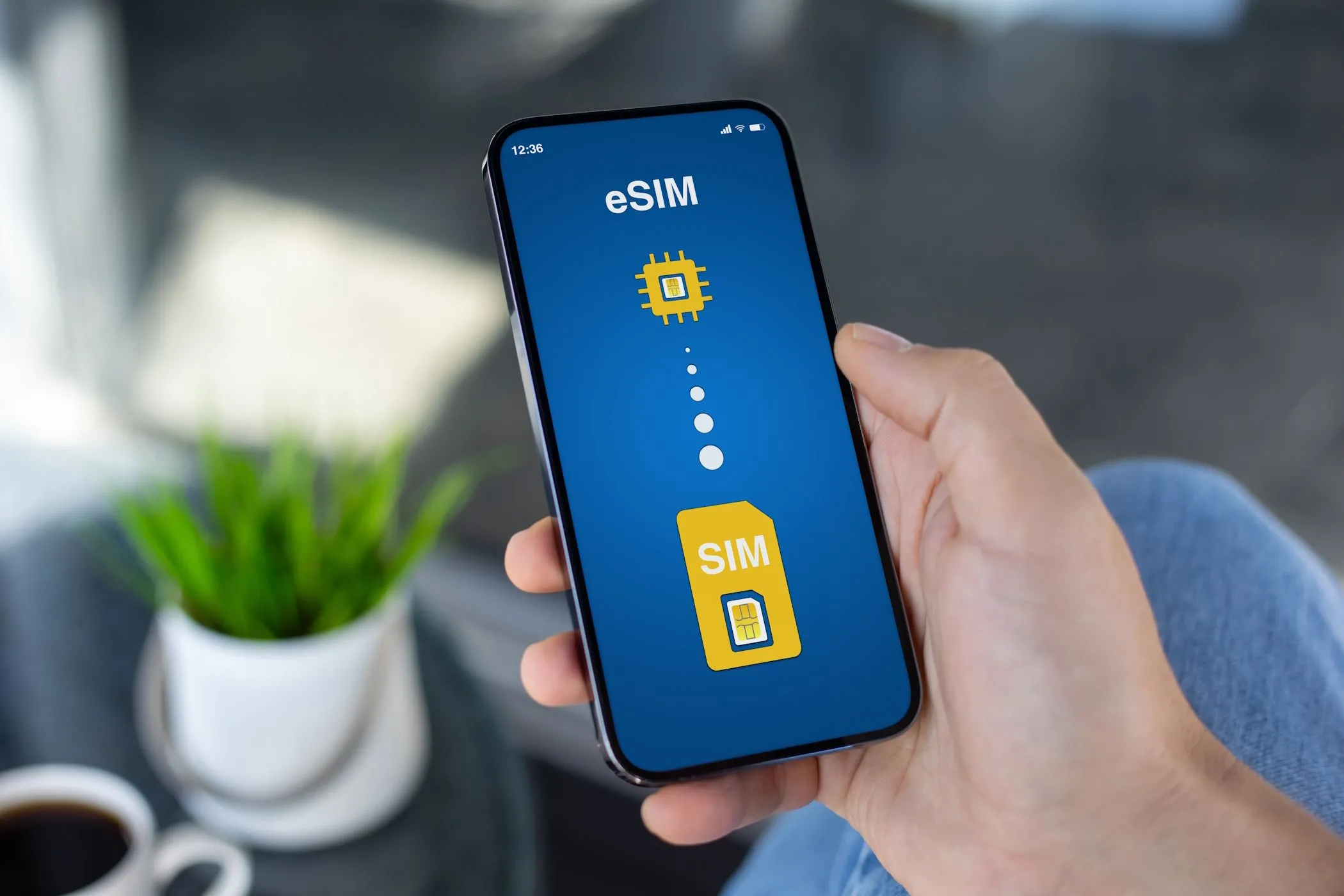 Hình ảnh minh họa quá trình chuyển đổi từ thẻ SIM vật lý sang eSIM trên điện thoại thông minh, nhấn mạnh tính bảo mật của eSIM.