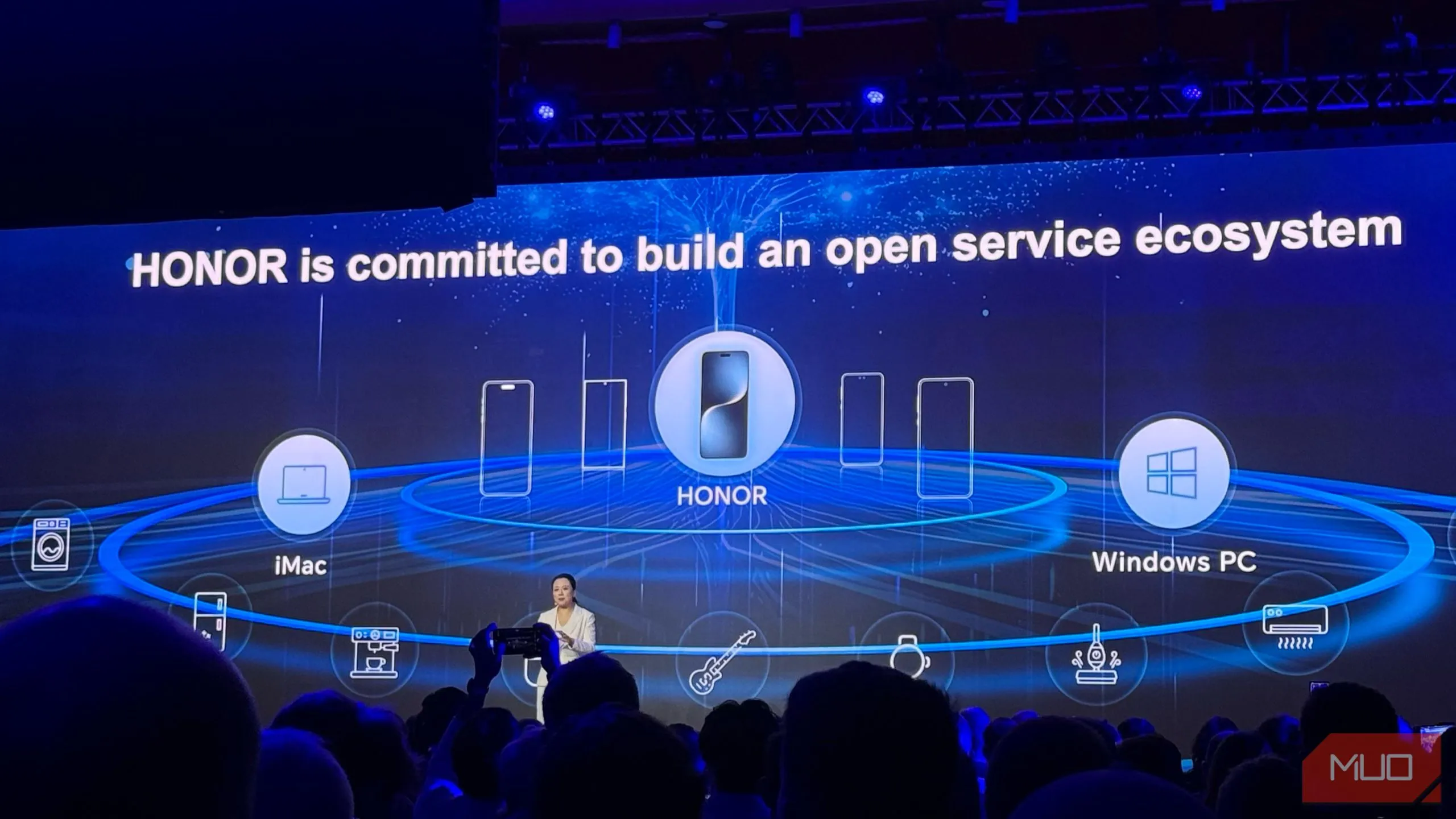 Honor trình bày tầm nhìn về hệ sinh thái dịch vụ mở dựa trên AI tại buổi giới thiệu MWC 2025