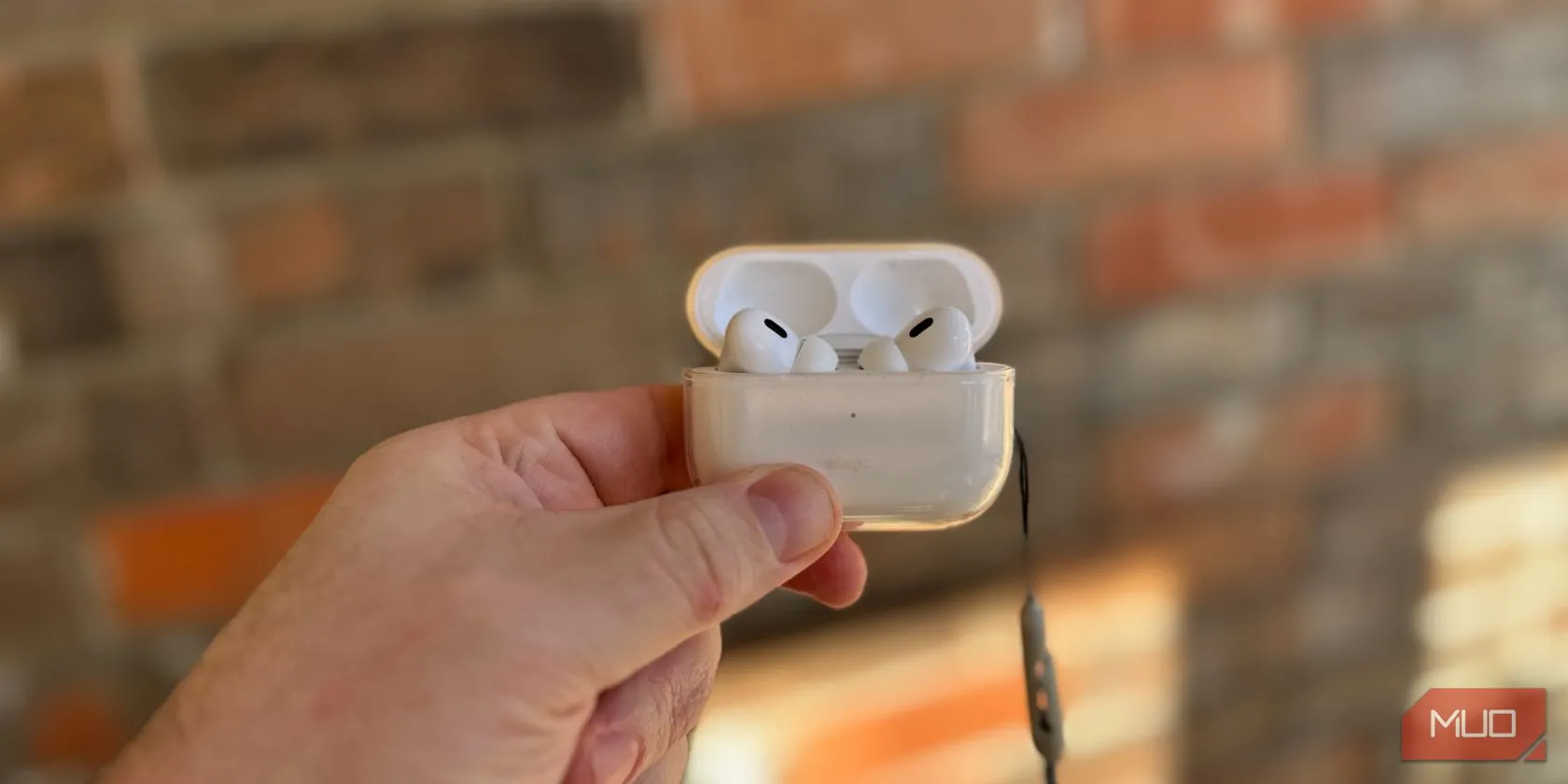 Hộp sạc AirPods Pro 2 được cầm trên tay, liên quan đến lợi thế về giá cả.