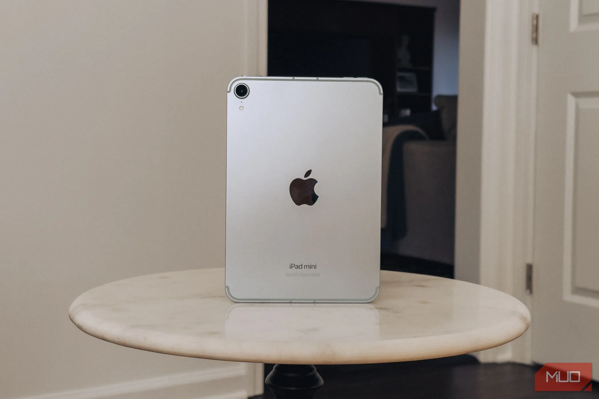 iPad mini A17 Pro trên bàn đá cẩm thạch
