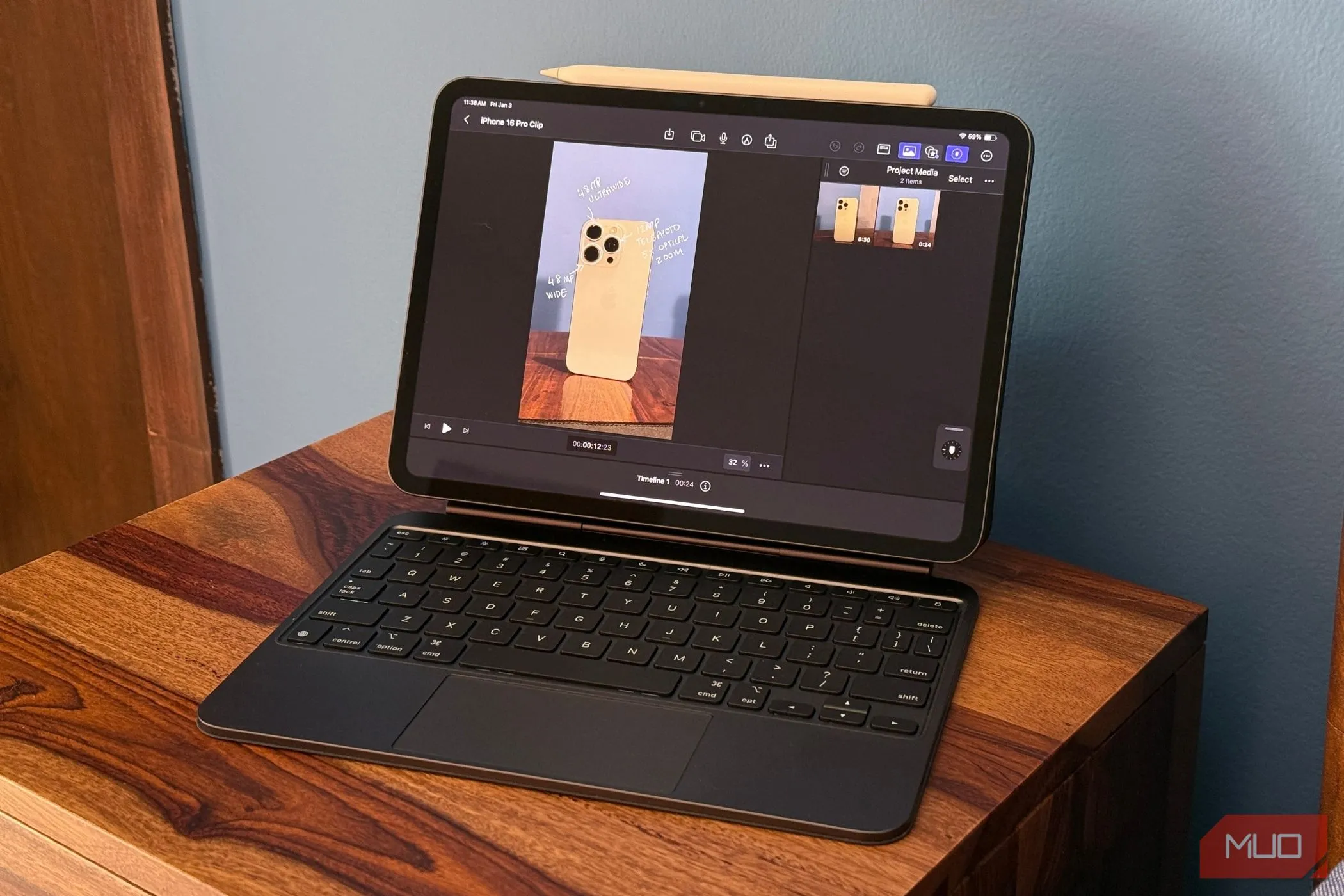 iPad Pro trên Magic Keyboard với ứng dụng Final Cut Pro mở trên bàn