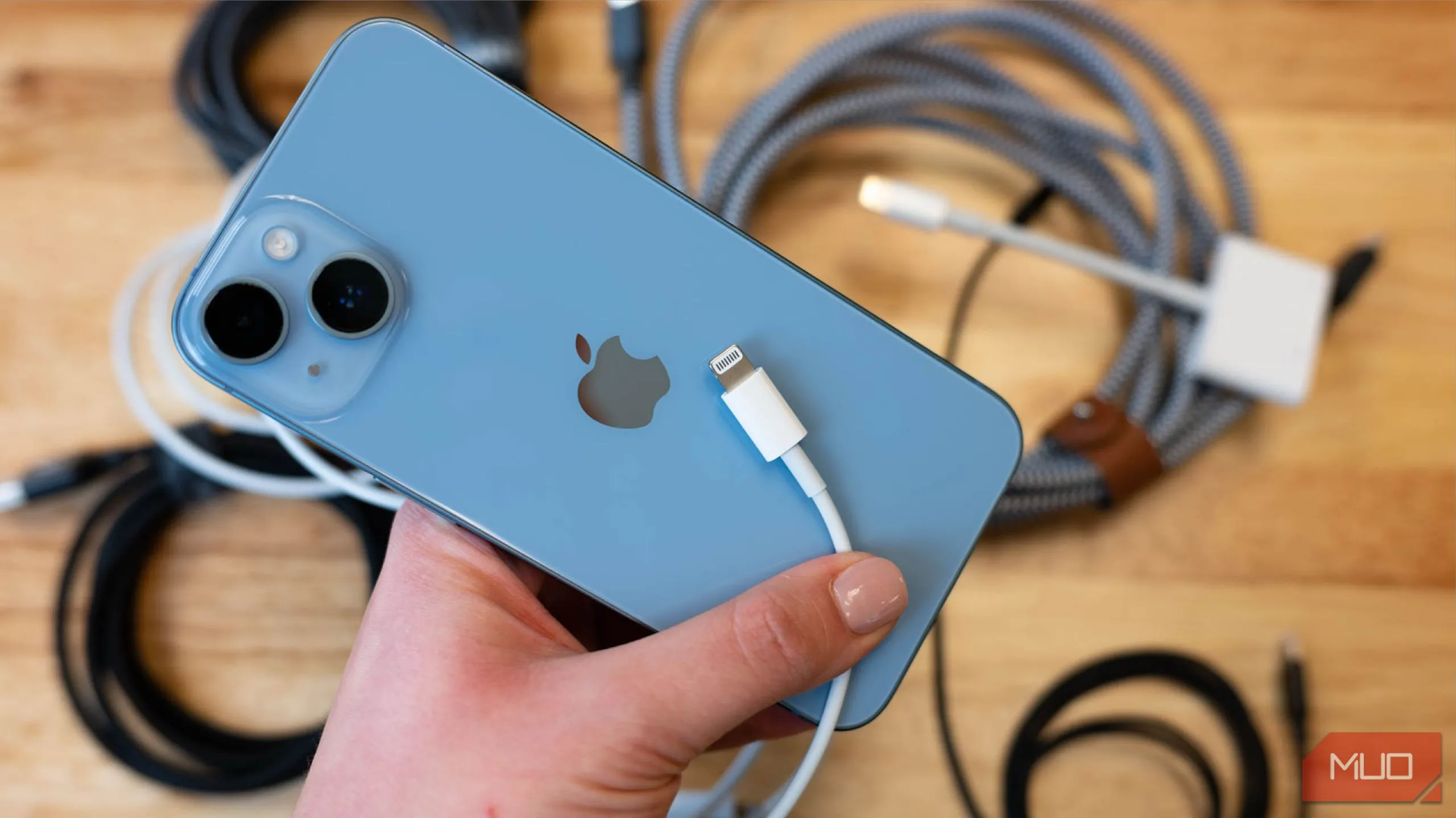 iPhone 13 cùng cáp sạc Lightning, thể hiện thói quen sạc pin điện thoại thông minh hàng ngày