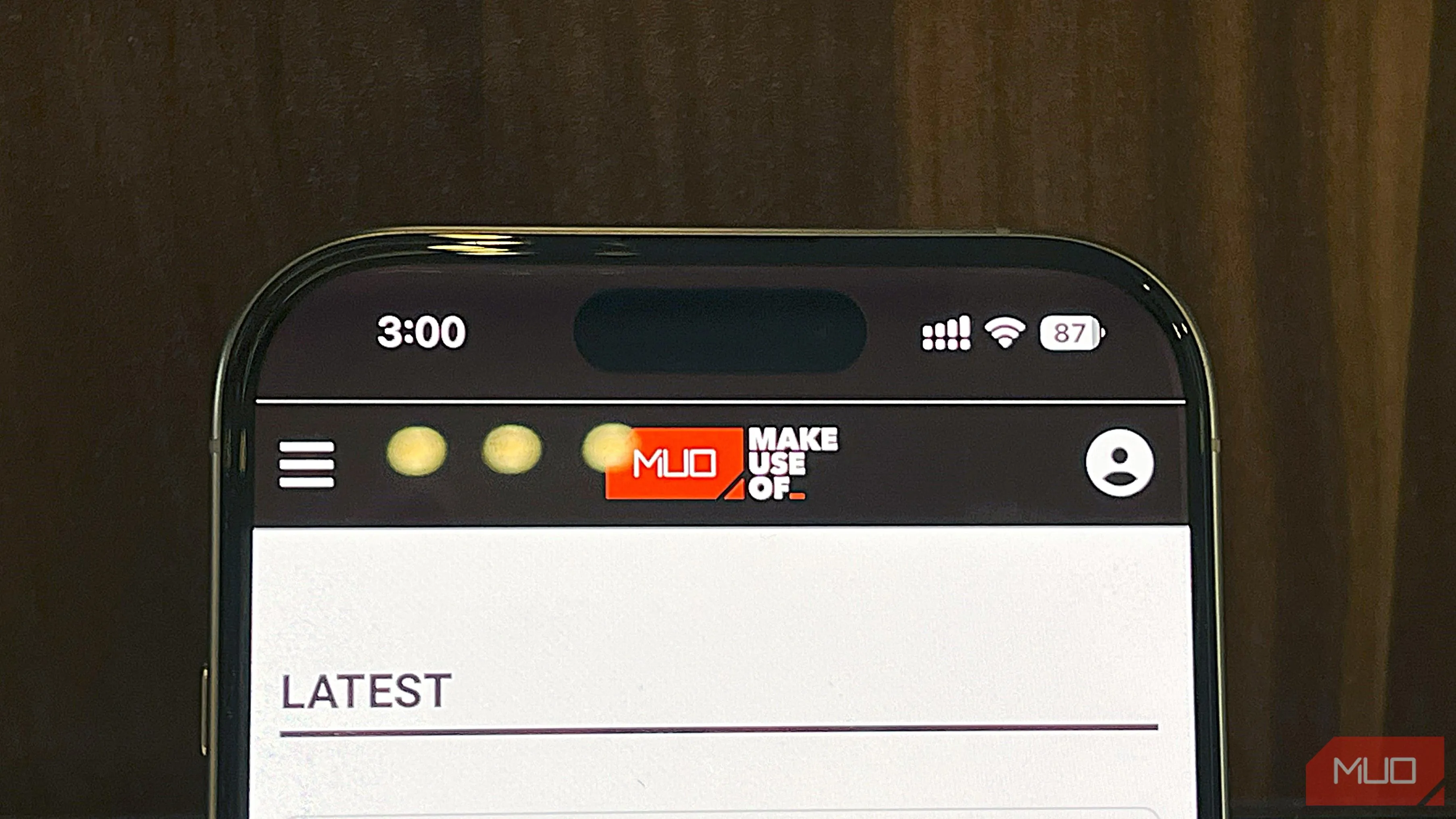 iPhone 16 Pro hiển thị trình duyệt Safari đang hoạt động trong quá trình kiểm tra tiêu thụ pin