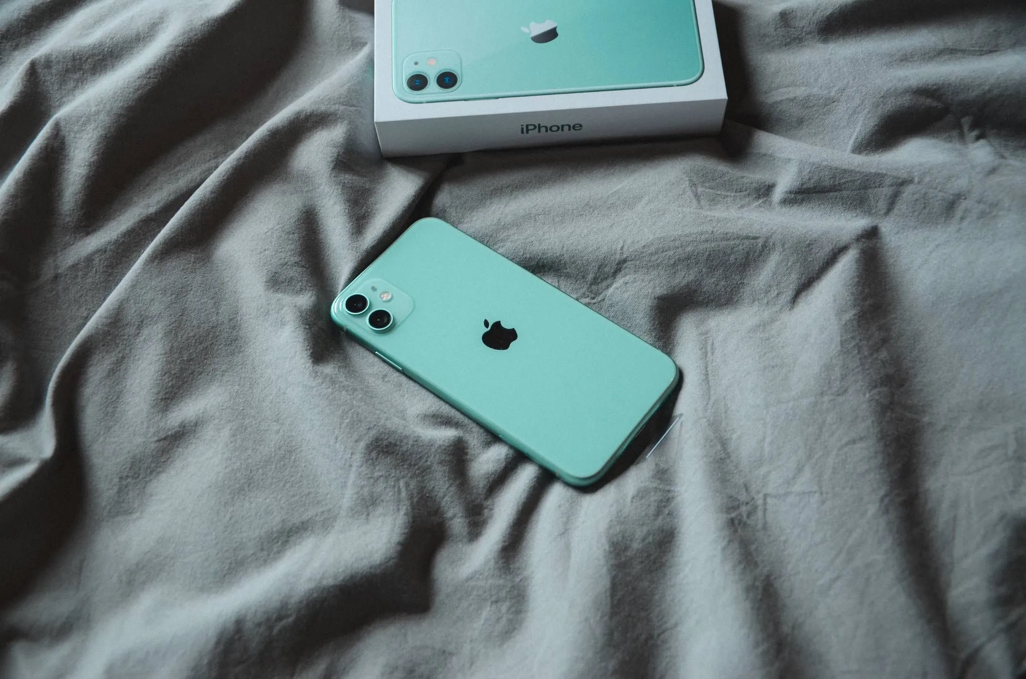 iPhone đặt trên chăn hoặc ga trải giường khi đang sạc, tiềm ẩn nguy cơ quá nhiệt