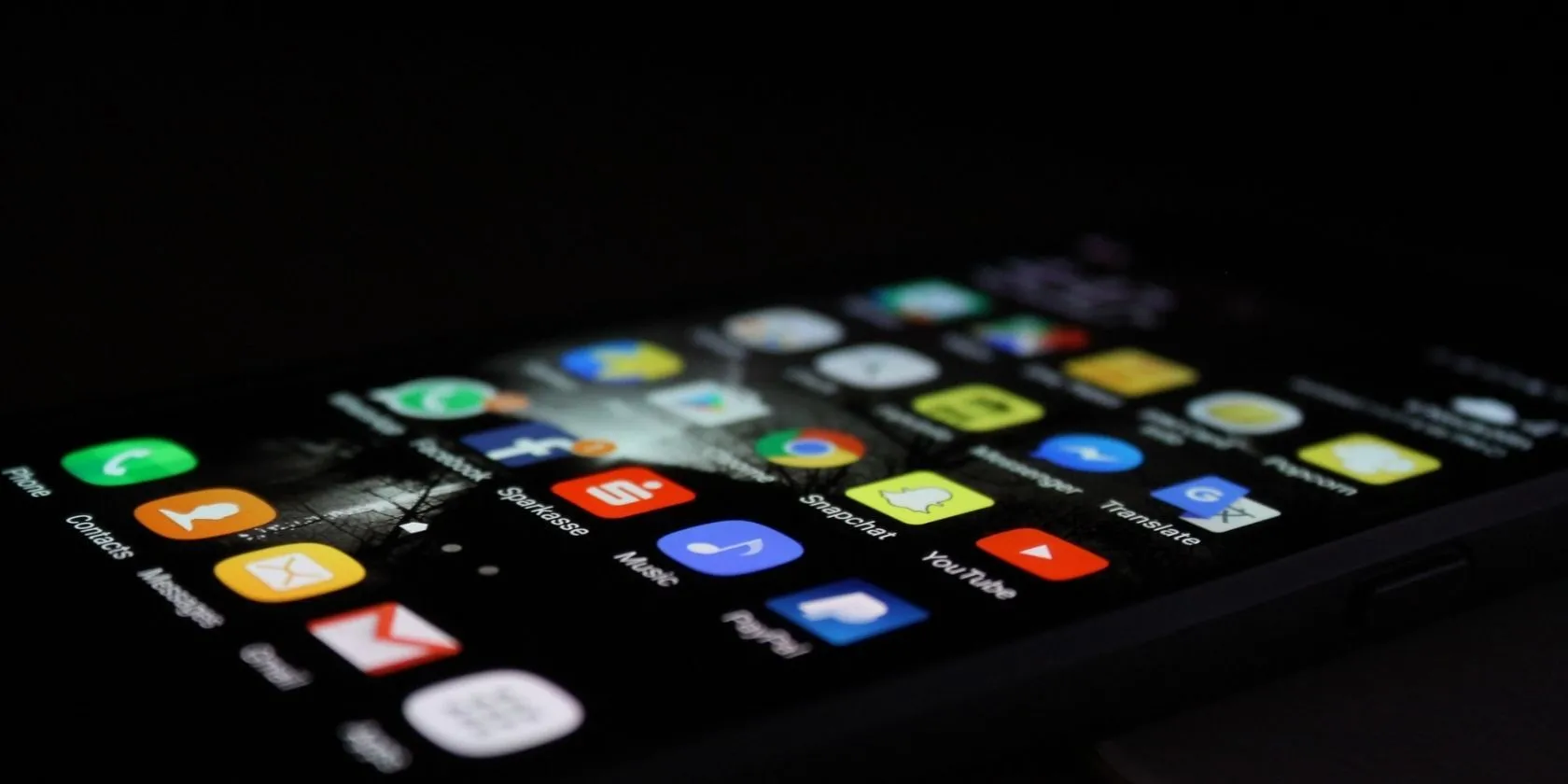 iPhone đen hiển thị các ứng dụng trên màn hình chính
