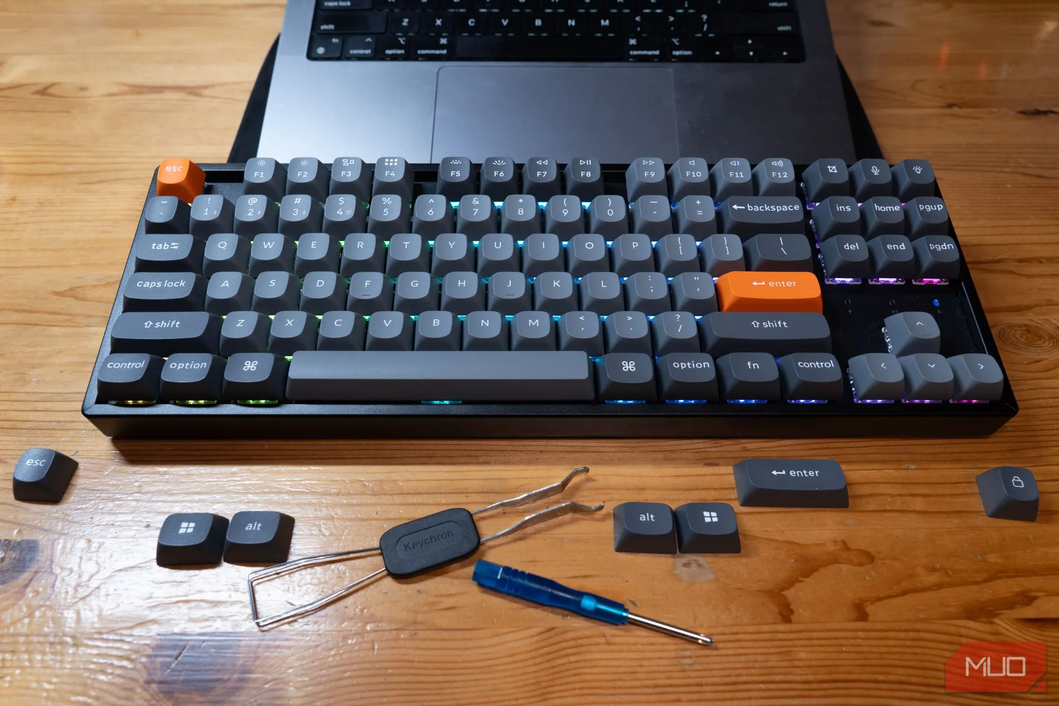 Keychron K8 Max và các keycap thay thế đi kèm, thể hiện khả năng tùy biến