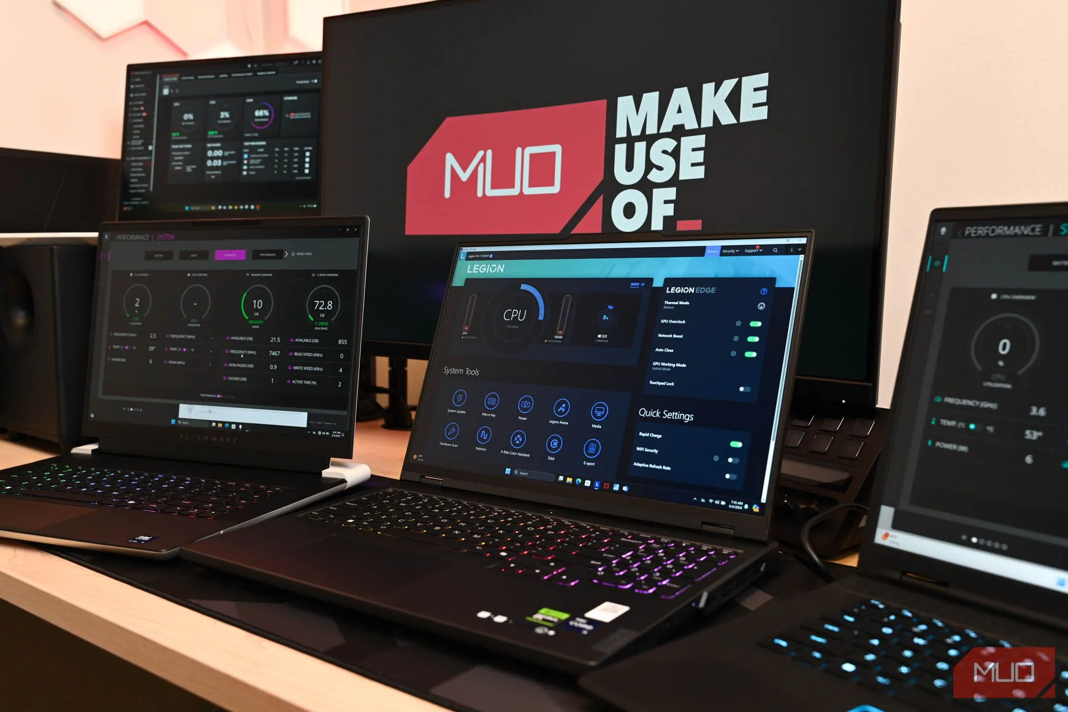 Kiểm tra laptop chơi game trước một màn hình phụ