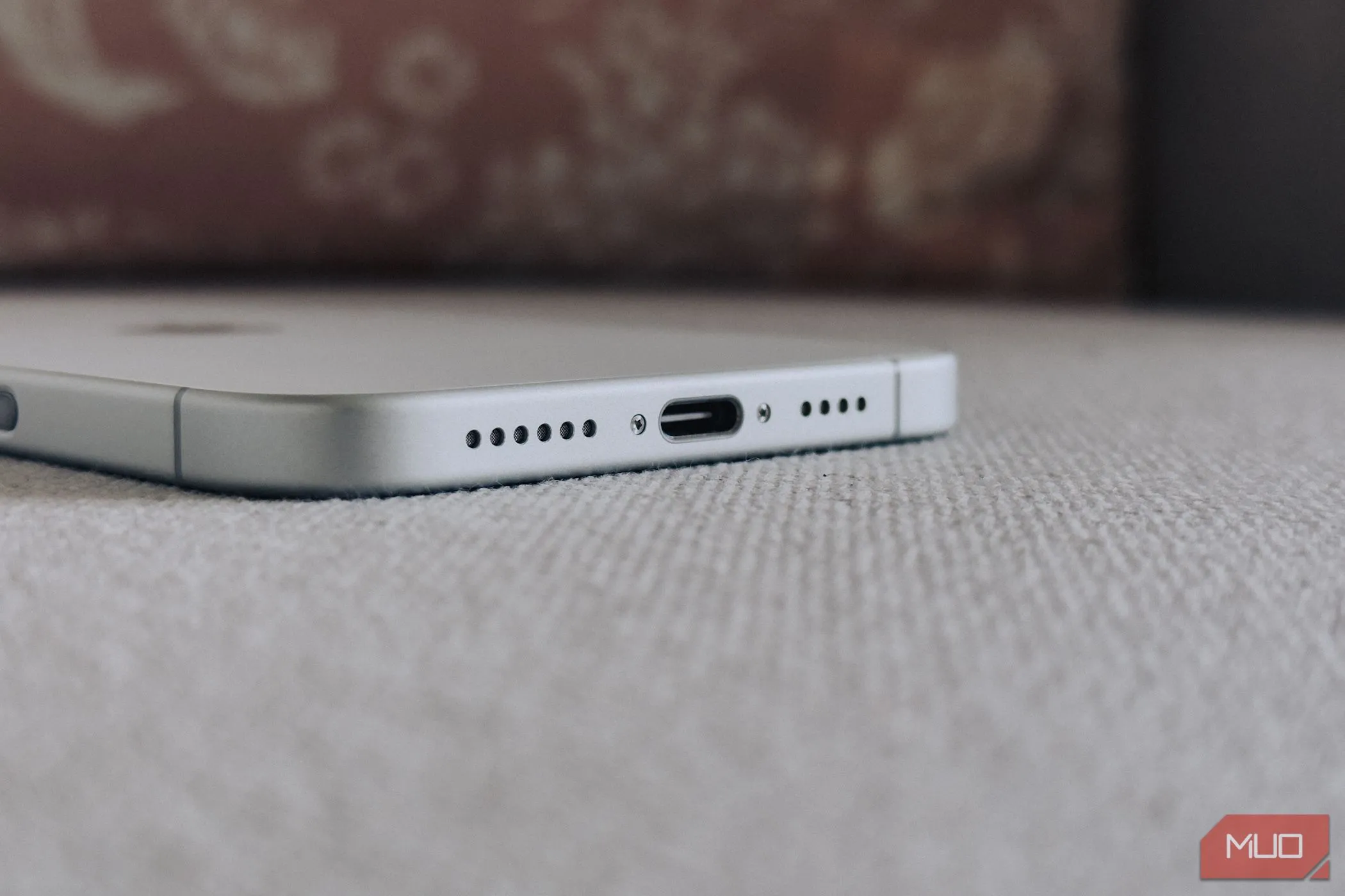 Kiểm tra loa và mic iPhone ở cổng sạc và các vị trí khác