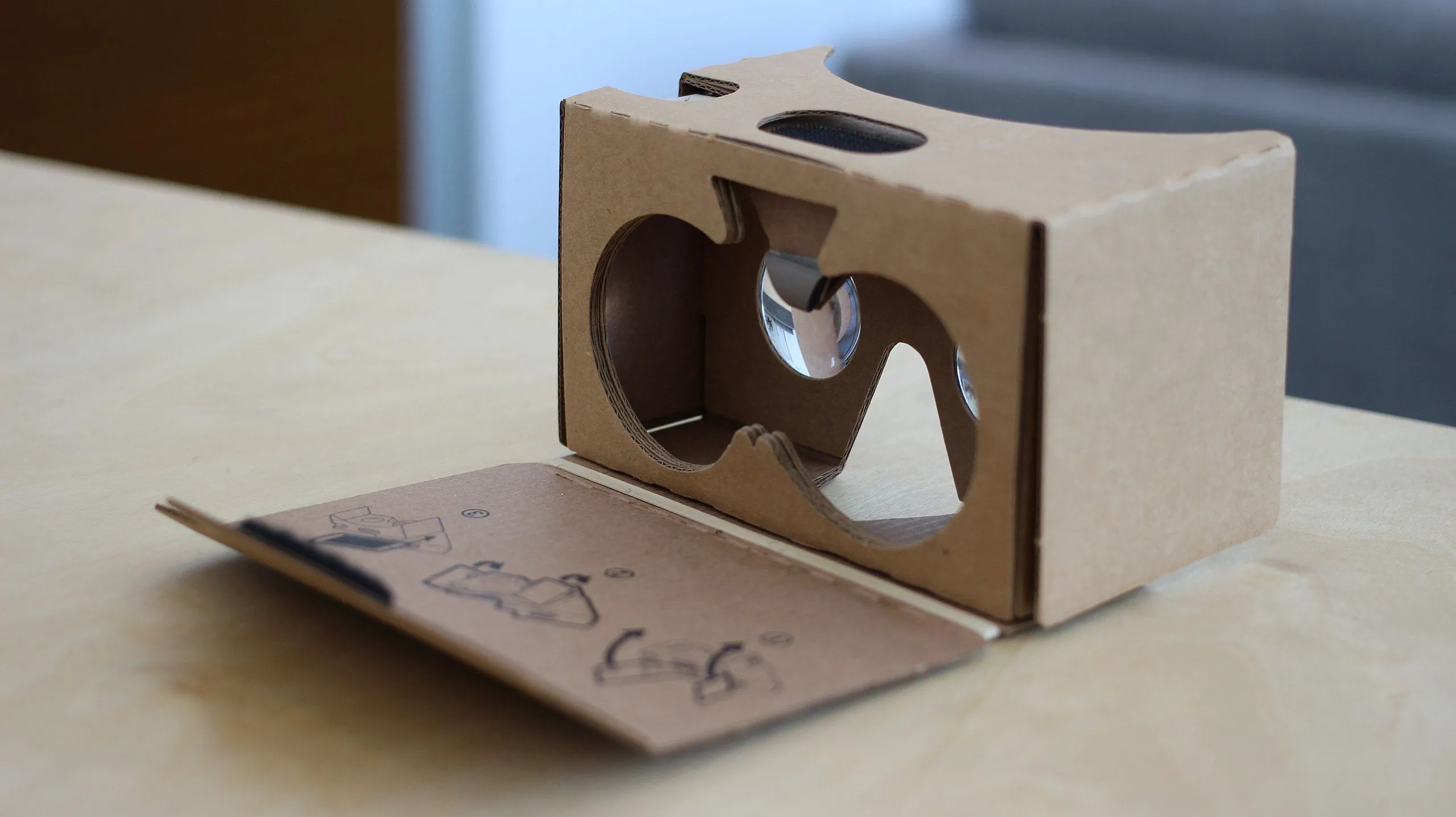 Kính Google Cardboard kết hợp với điện thoại để trải nghiệm thực tế ảo