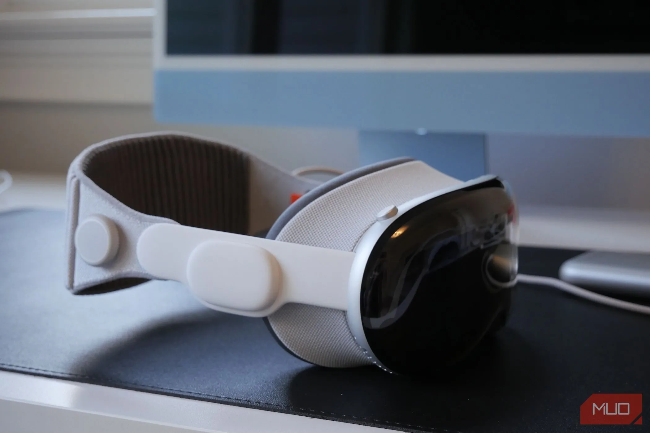 Kính thực tế hỗn hợp Apple Vision Pro đặt trên bàn, thể hiện sản phẩm chiến lược nhưng vẫn đang gặp thách thức lớn trong việc tiếp cận thị trường đại chúng.
