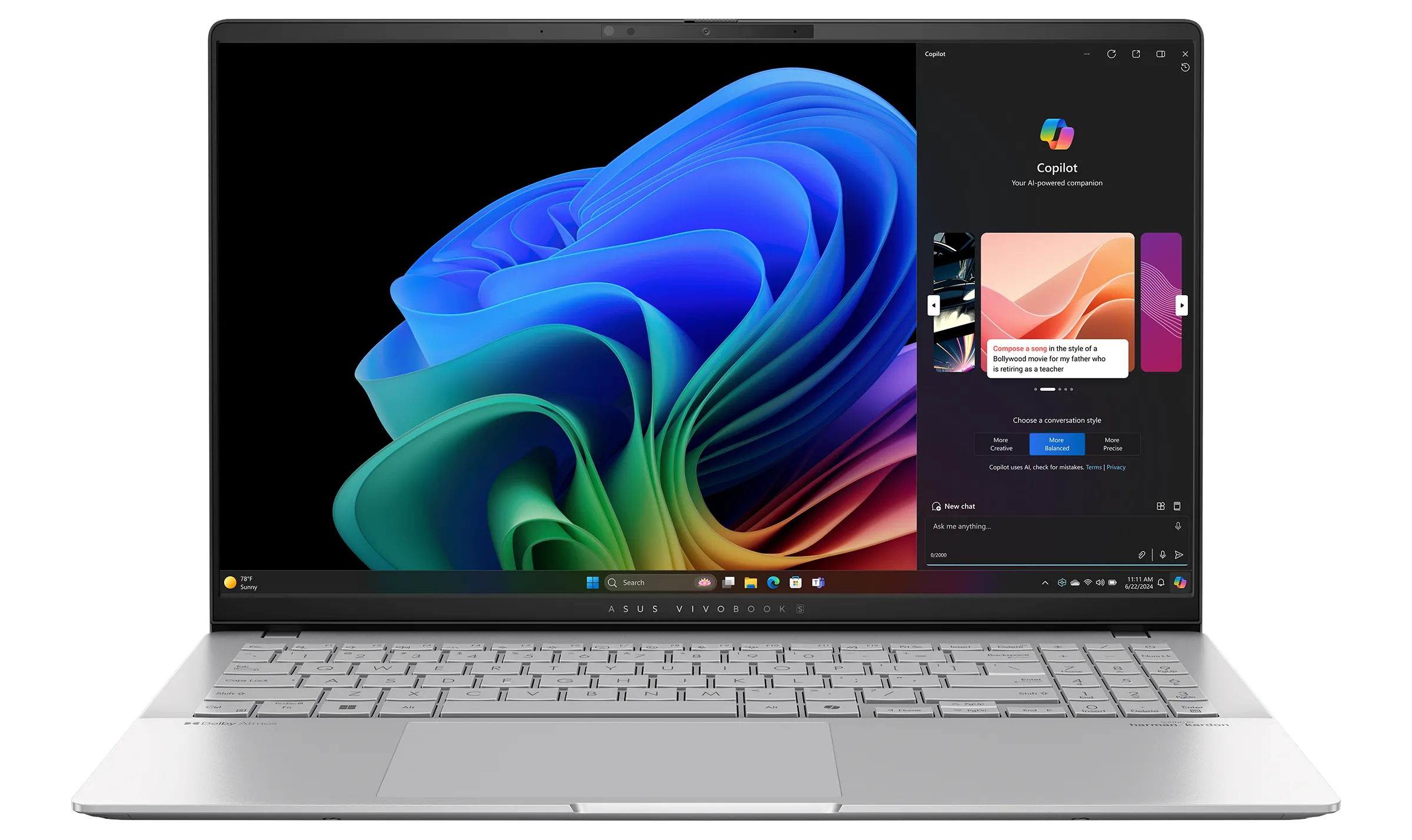 Laptop ASUS Vivobook S15 màu bạc trên bàn làm việc