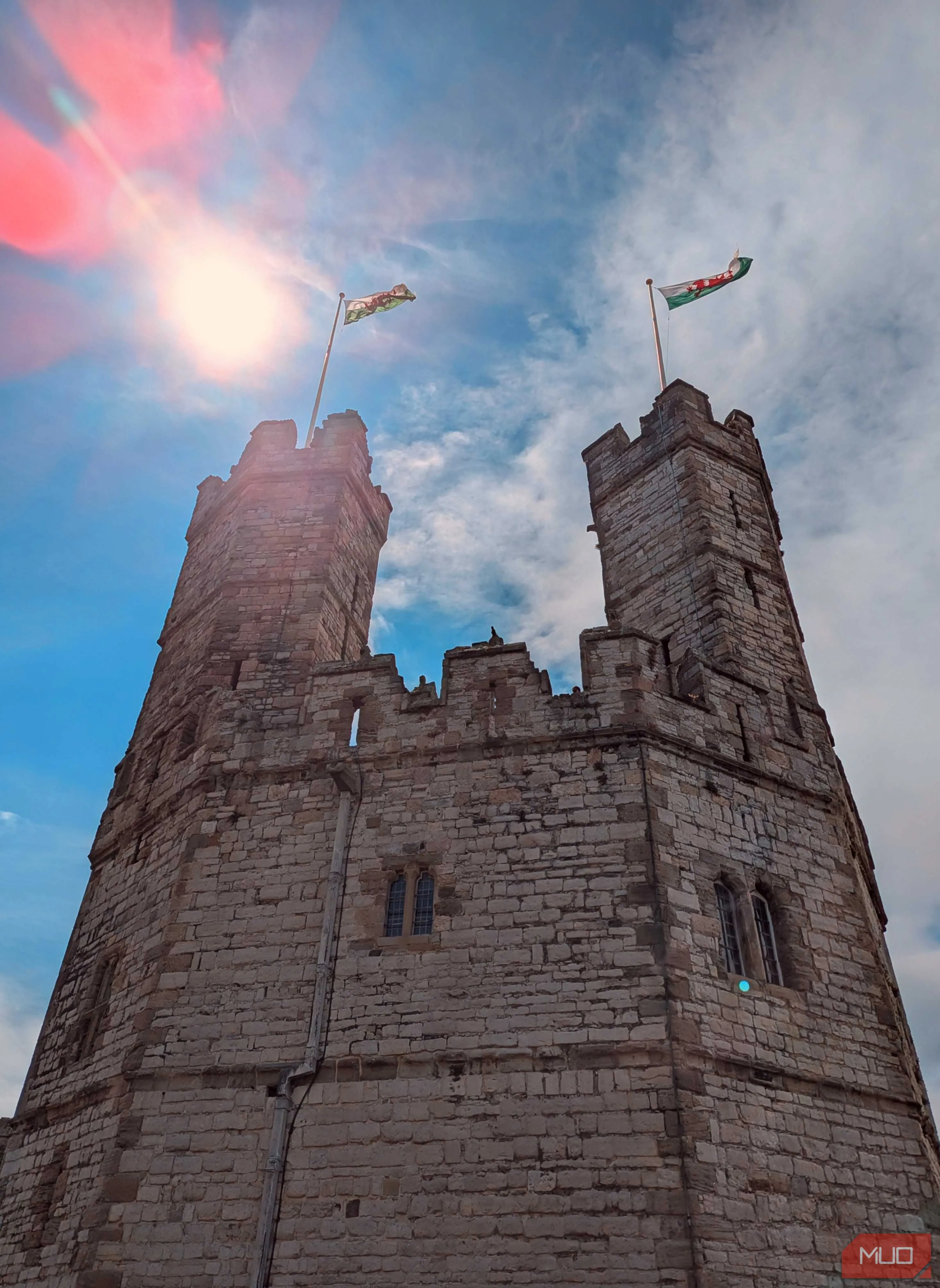 Lâu đài cổ ở xứ Wales được chụp từ góc thấp, tôn lên vẻ hùng vĩ và đồ sộ của kiến trúc.