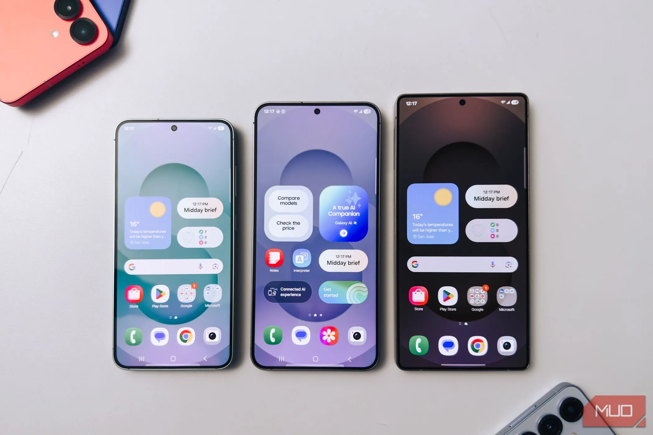 Loạt điện thoại Samsung Galaxy S25 với màn hình bật sáng đặt trên bàn trắng