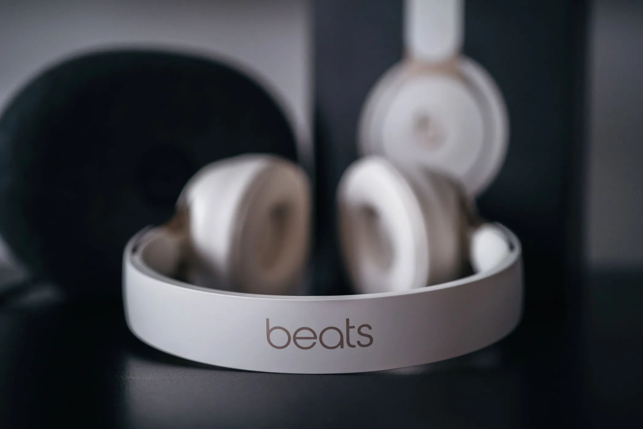 Logo Beats trên vòng đầu tai nghe