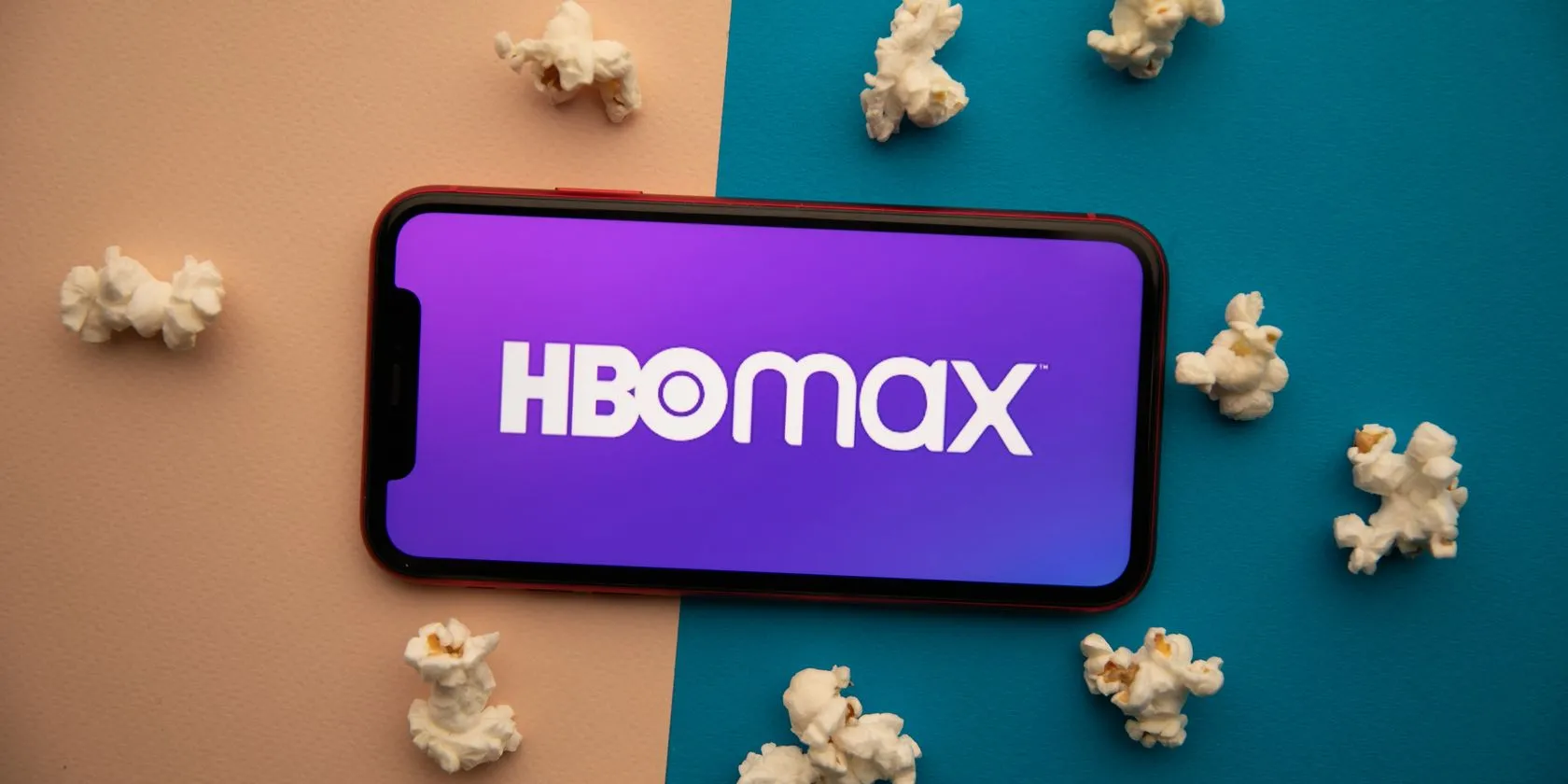 Logo HBO Max hiển thị trên điện thoại, đại diện cho khả năng xem phim offline của dịch vụ.