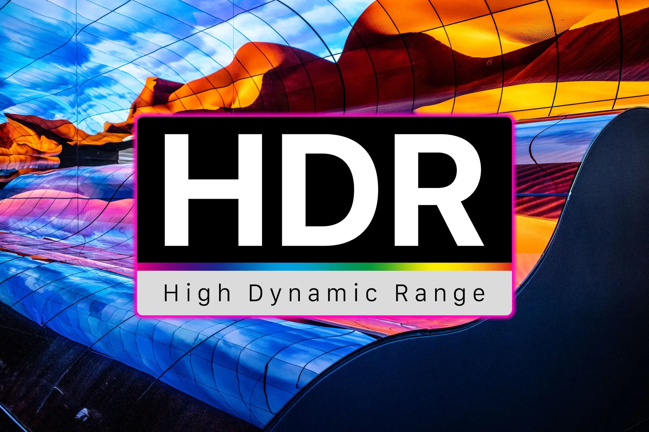 Logo &quot;High Dynamic Range&quot; (HDR) hiển thị nổi bật trên màn hình lớn tại một triển lãm công nghệ, tượng trưng cho chất lượng hình ảnh vượt trội.