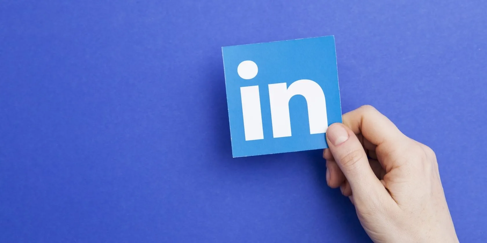 Logo LinkedIn với chữ &quot;in&quot; được cầm trên tay